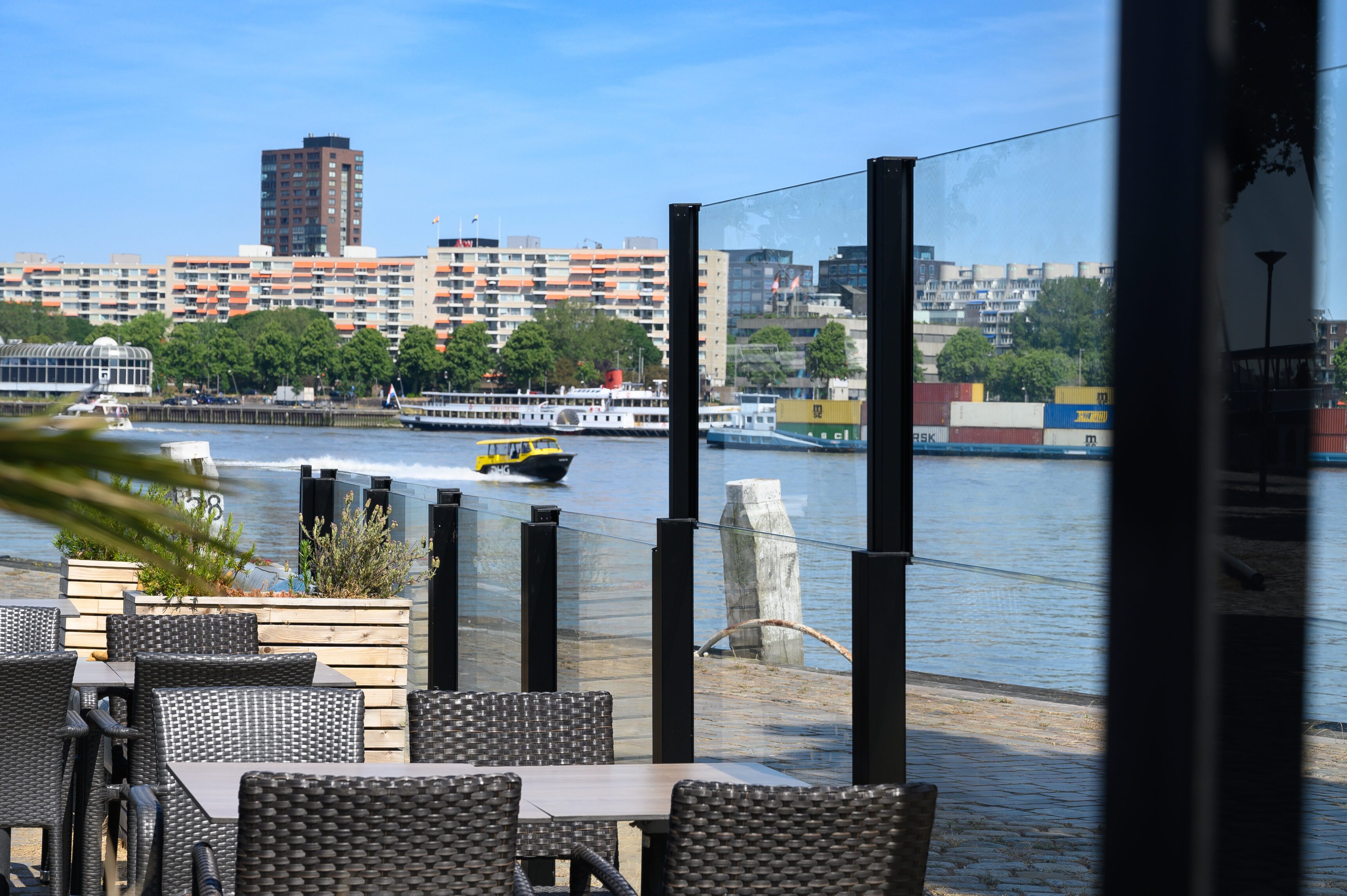 inschuifbaar-glazen-windschermen-horeca-SPICA-CORNELS-GLASS