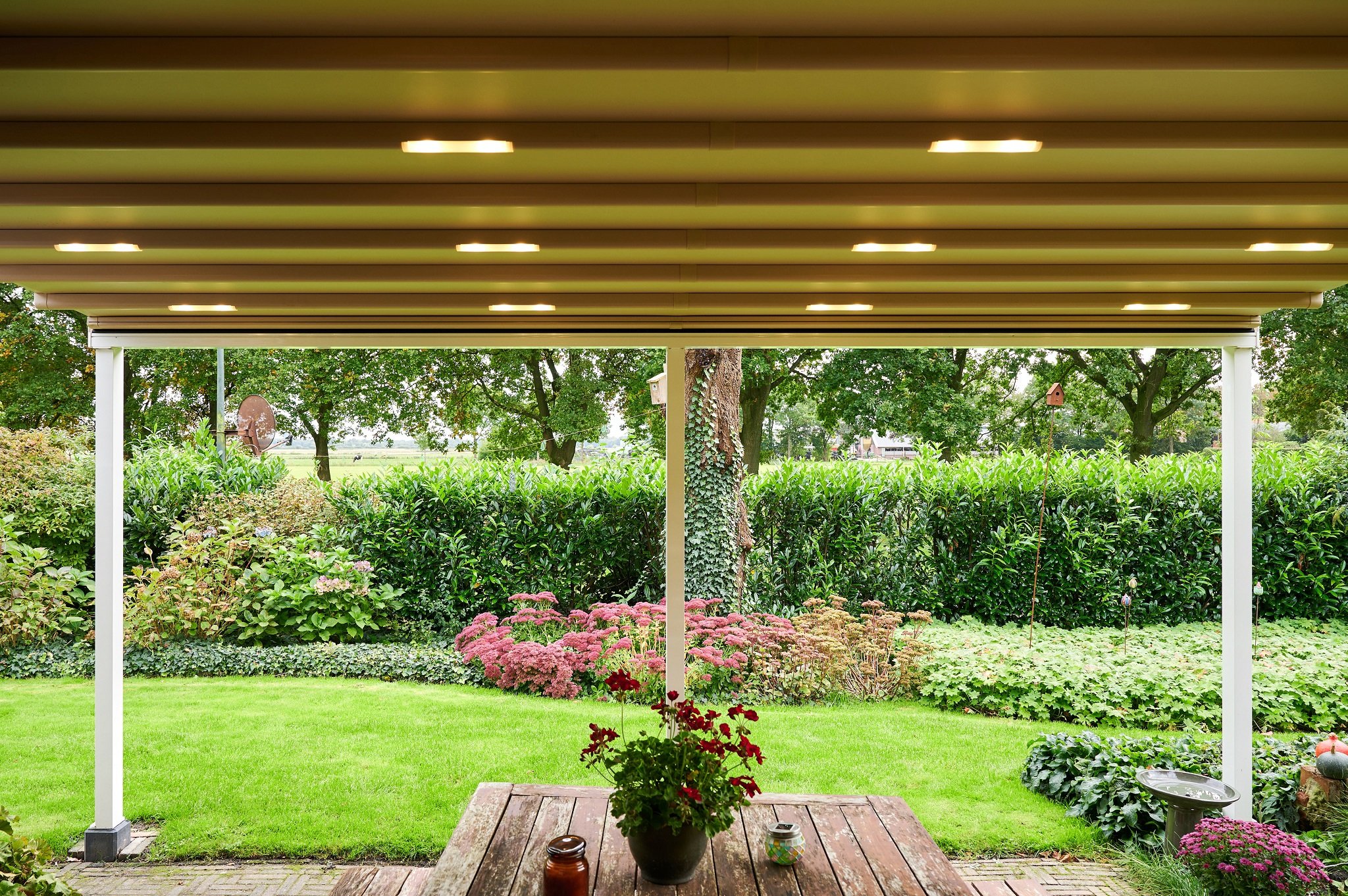 Terrasoverkapping-met-vouwdak-in-tuin