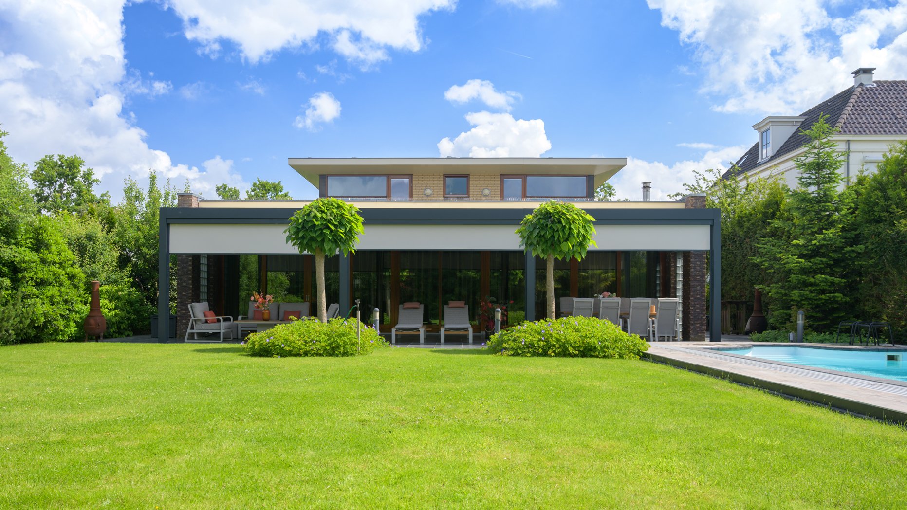 royale terrasoverkapping met inschuifbare lamellen en inschuifbaar ritsscreen