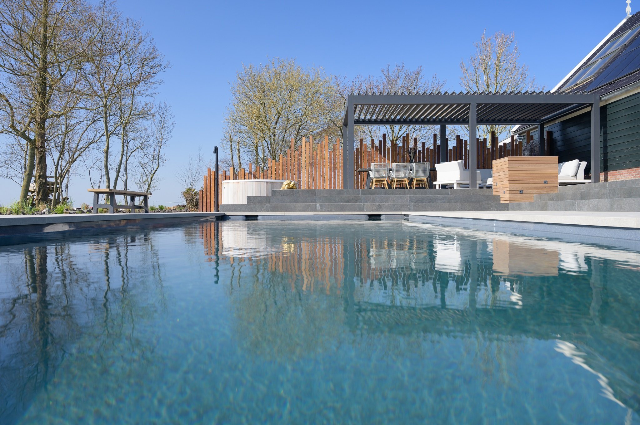 Kantelbare lamellen terrasoverkapping biedt luxe en comfort