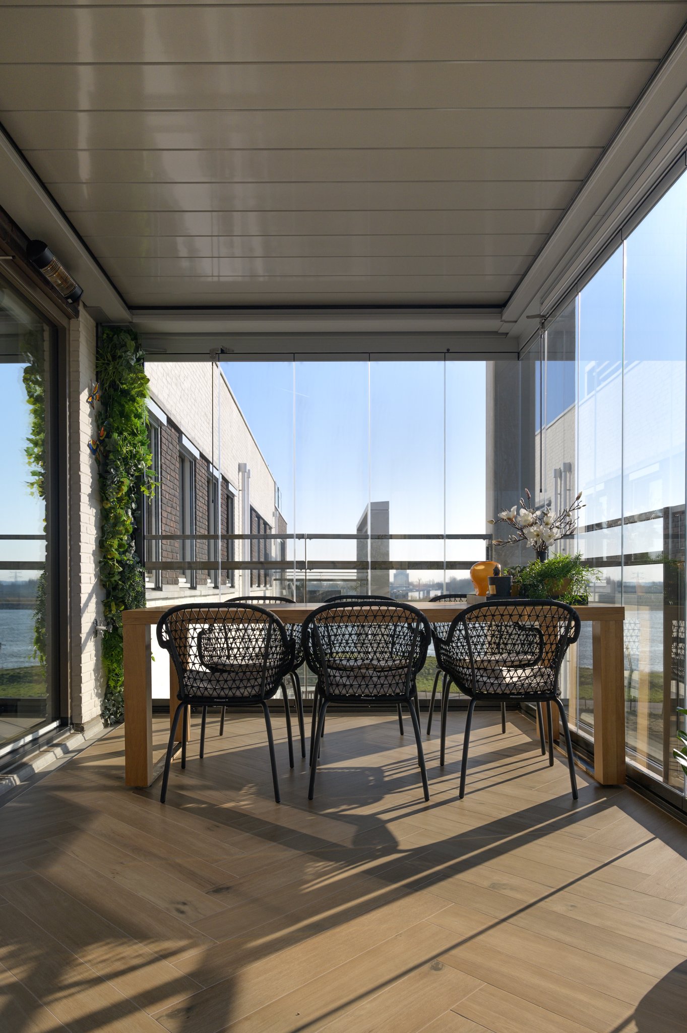 Comfortabel terras appartement met inschuifbare lamellen