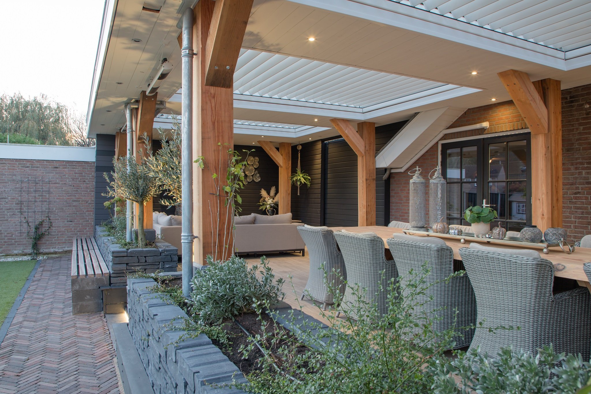 Veranda voorzien van kantelbare lamellen CORNELS