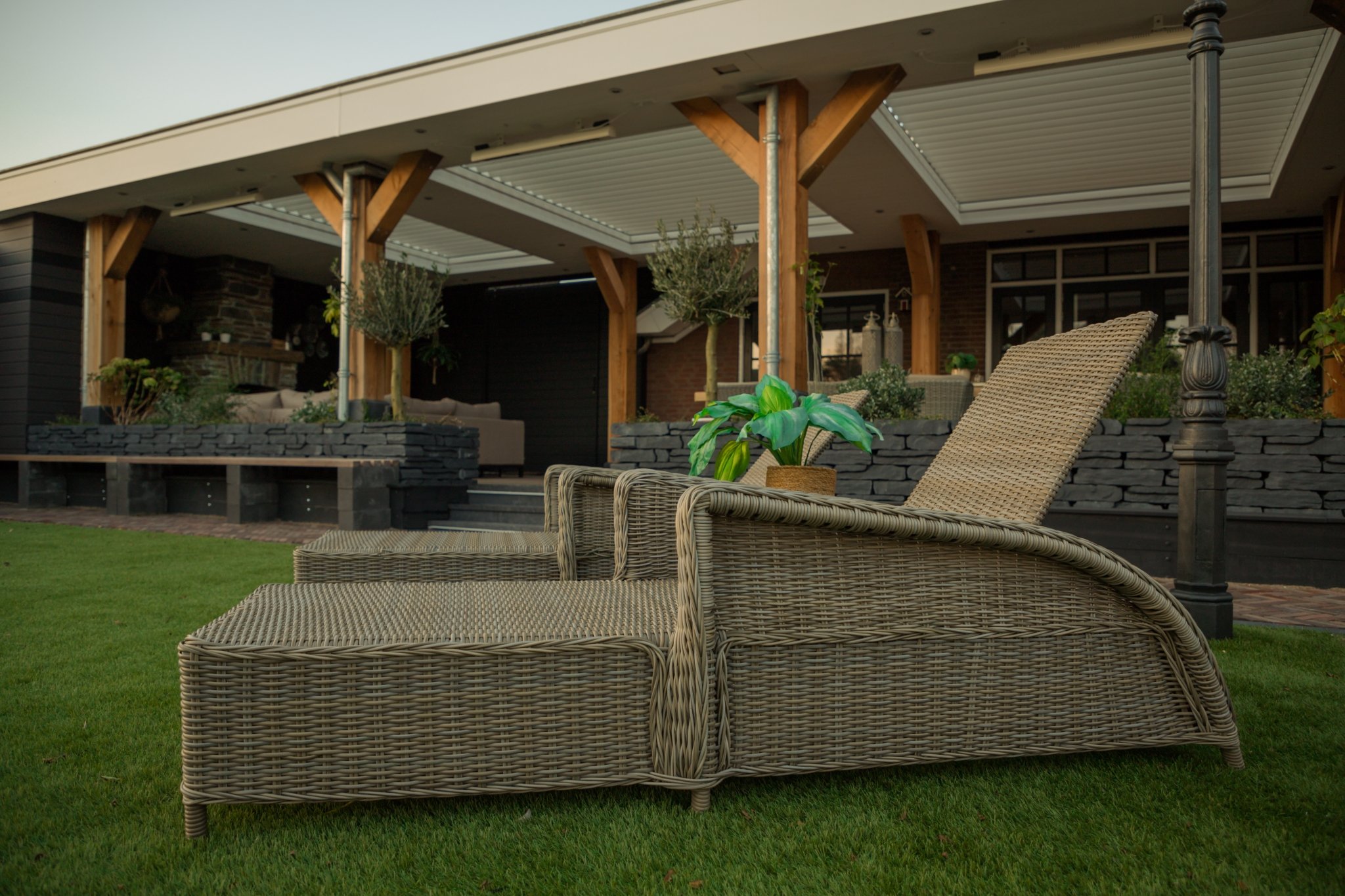 Lamellendaken inbouwen in houten veranda