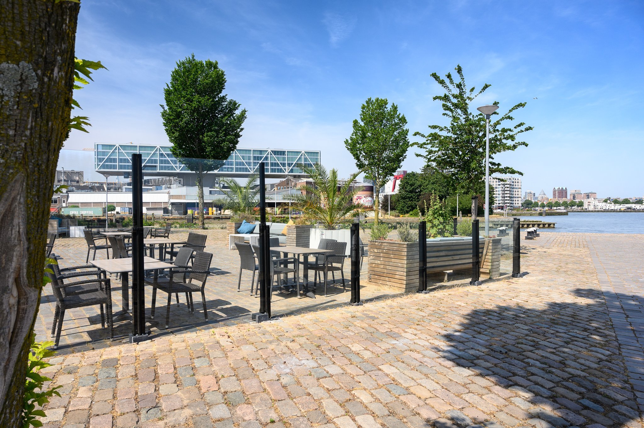 Glazen windschermen handmatig inschuifbaar | horecaterras