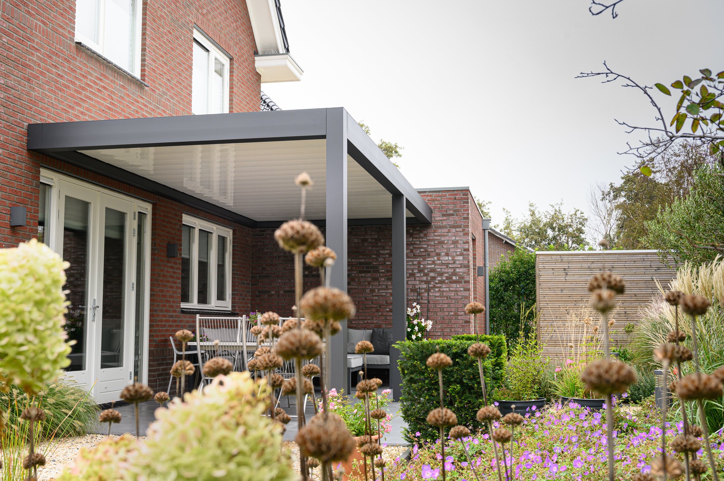 Lamellen-terrasoverkapping-CORNELS-inschuifbare-lamellen-huis-en-tuin (1)