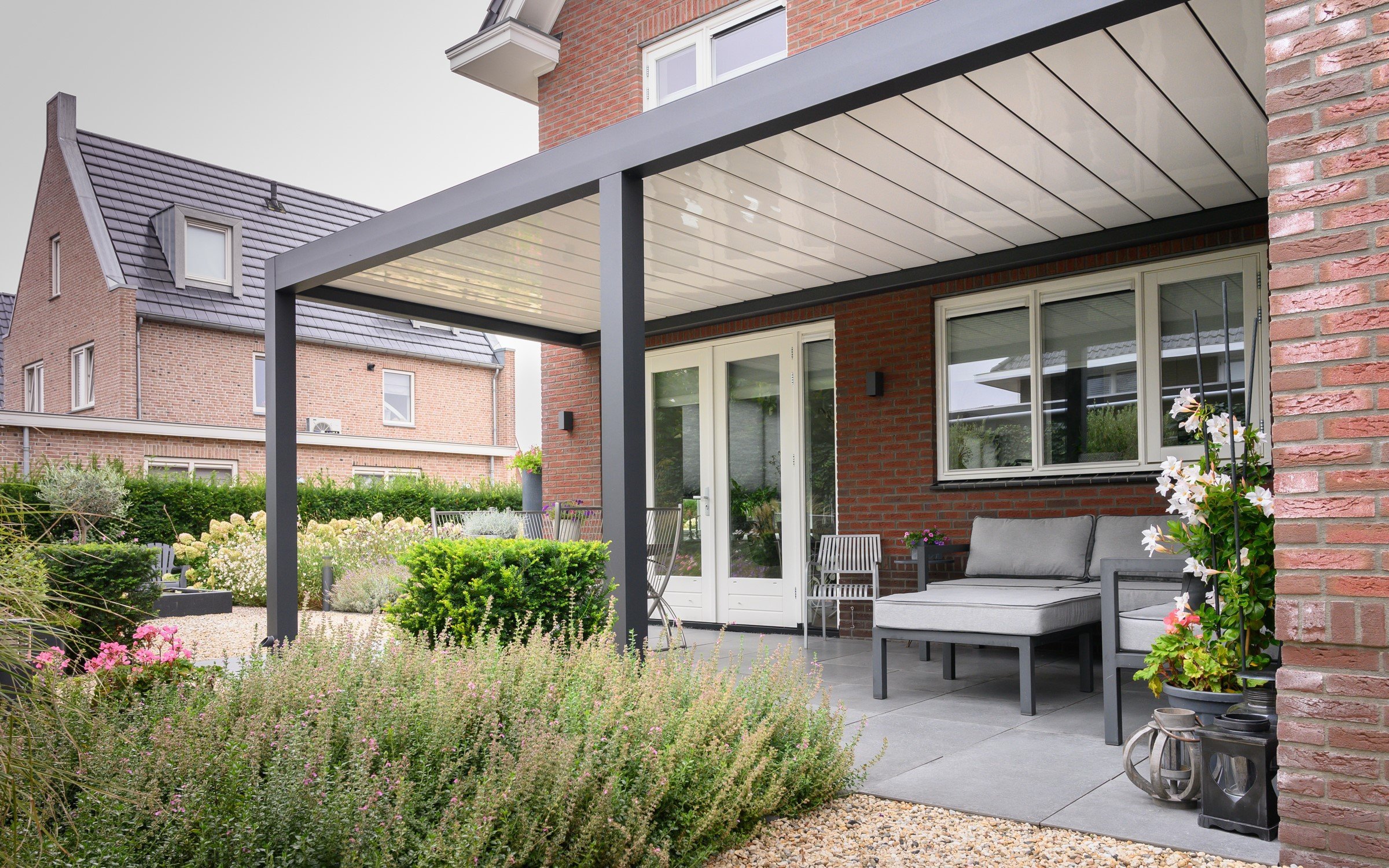 Lamellen-terrasoverkapping-CORNELS-inschuifbare-lamellen-huis-en-tuin (4)