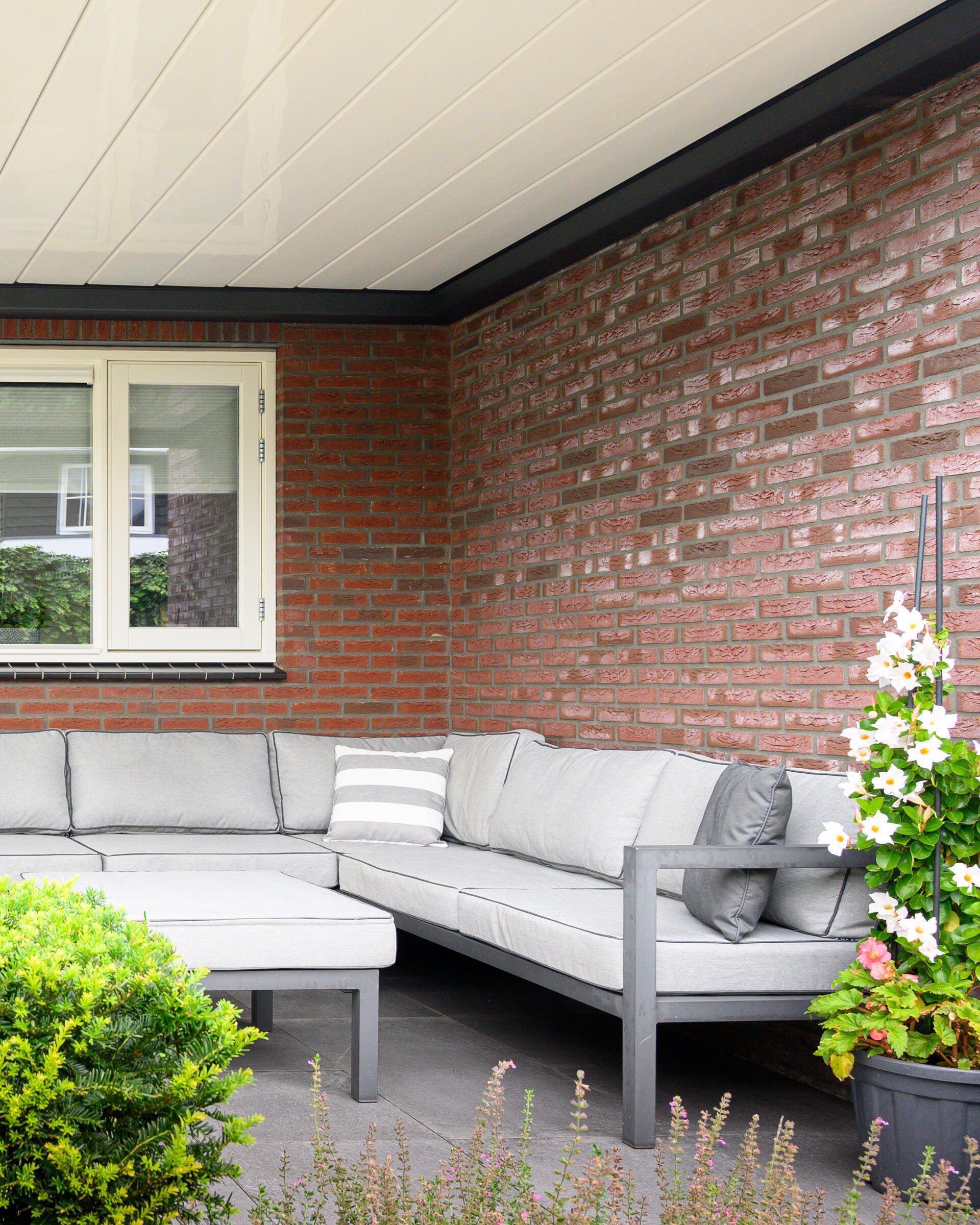 Lamellen-terrasoverkapping-CORNELS-inschuifbare-lamellen-huis-en-tuin (5)