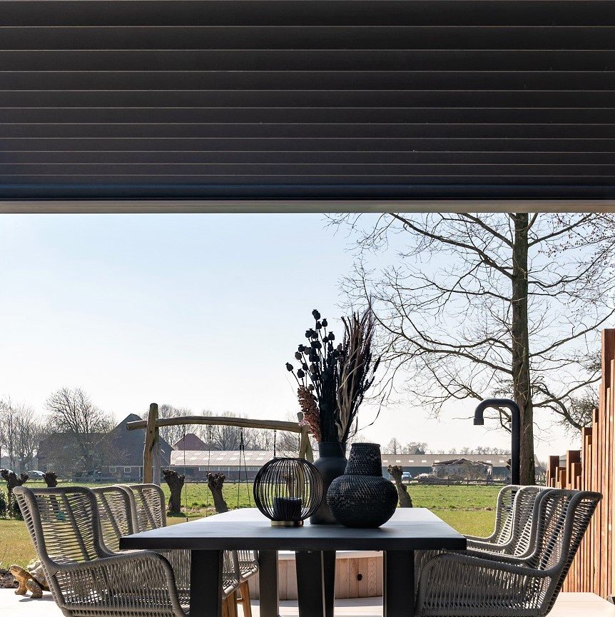 Luxe en knus terras met lamellen overkapping CORNELS