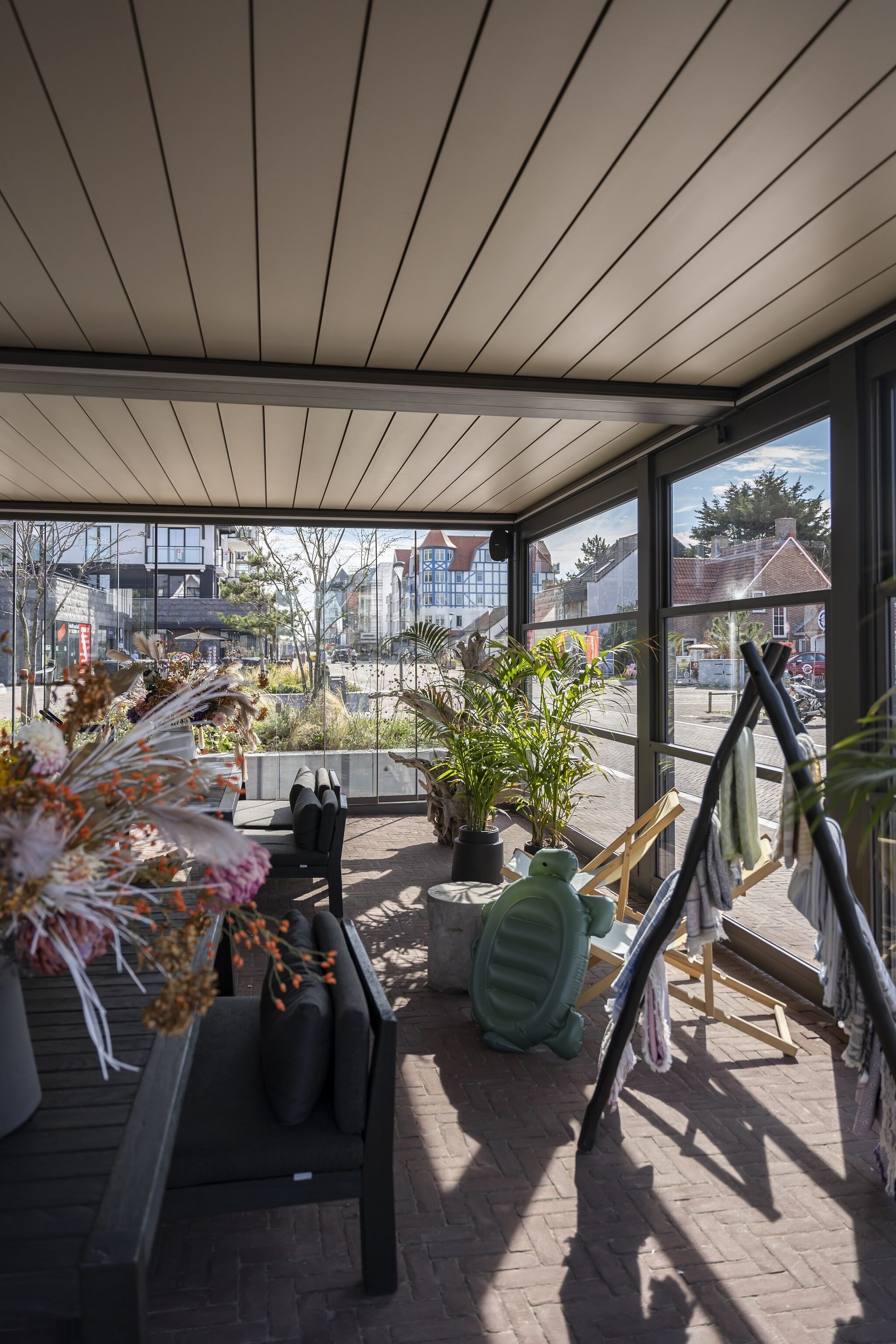 Terrasoverkapping ingericht als strandwinkel