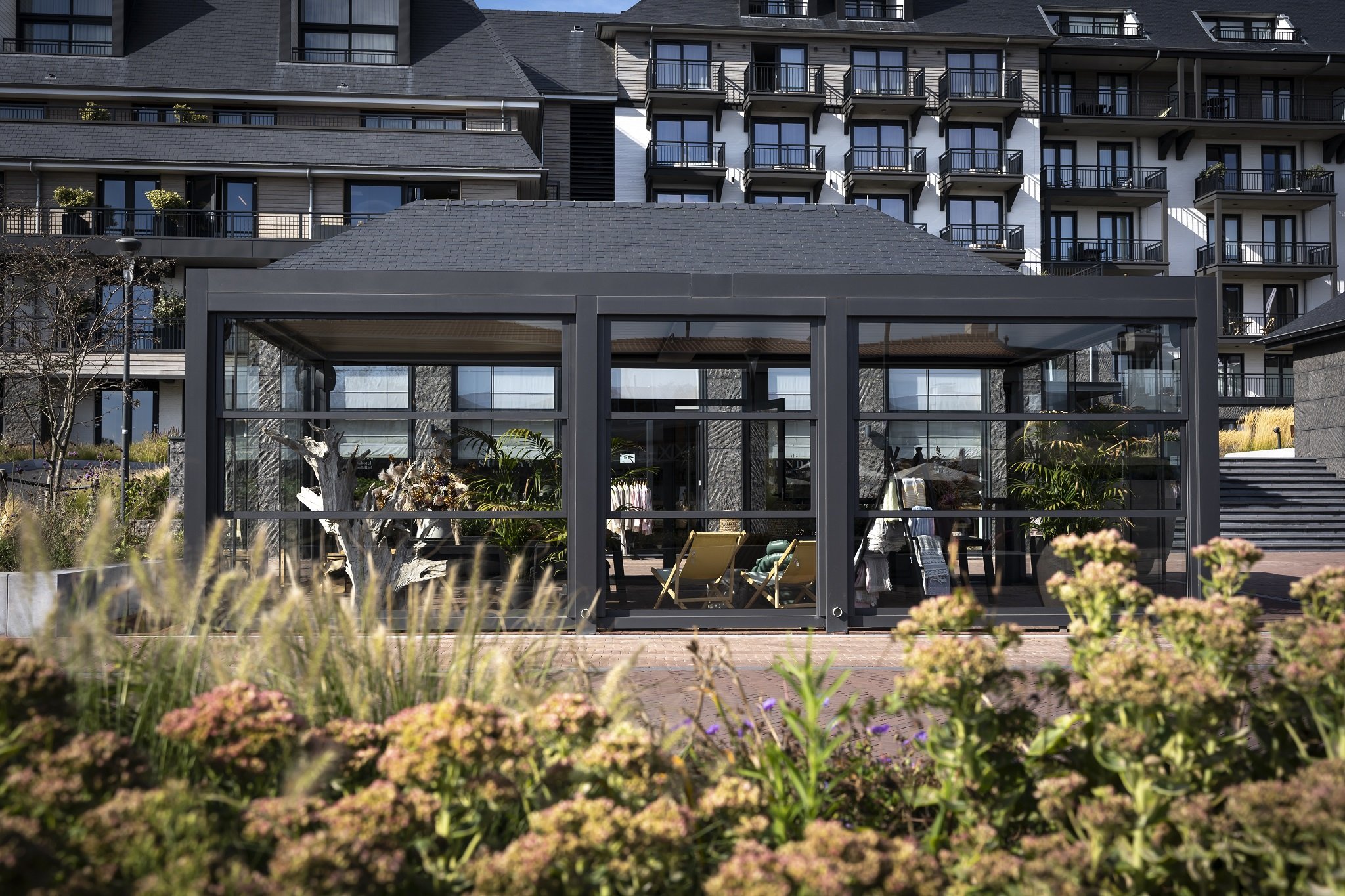 CORNELS lamellen overkapping met glazen borstwering