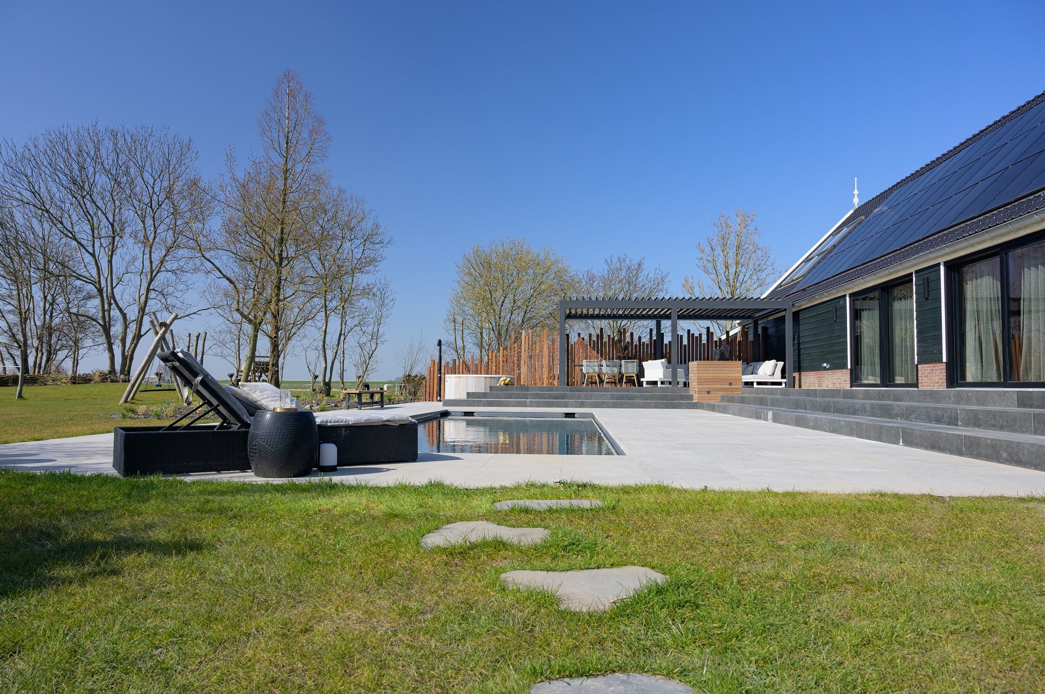 Geniet van luxe buitenruimte met kantelbare lamellen overkapping