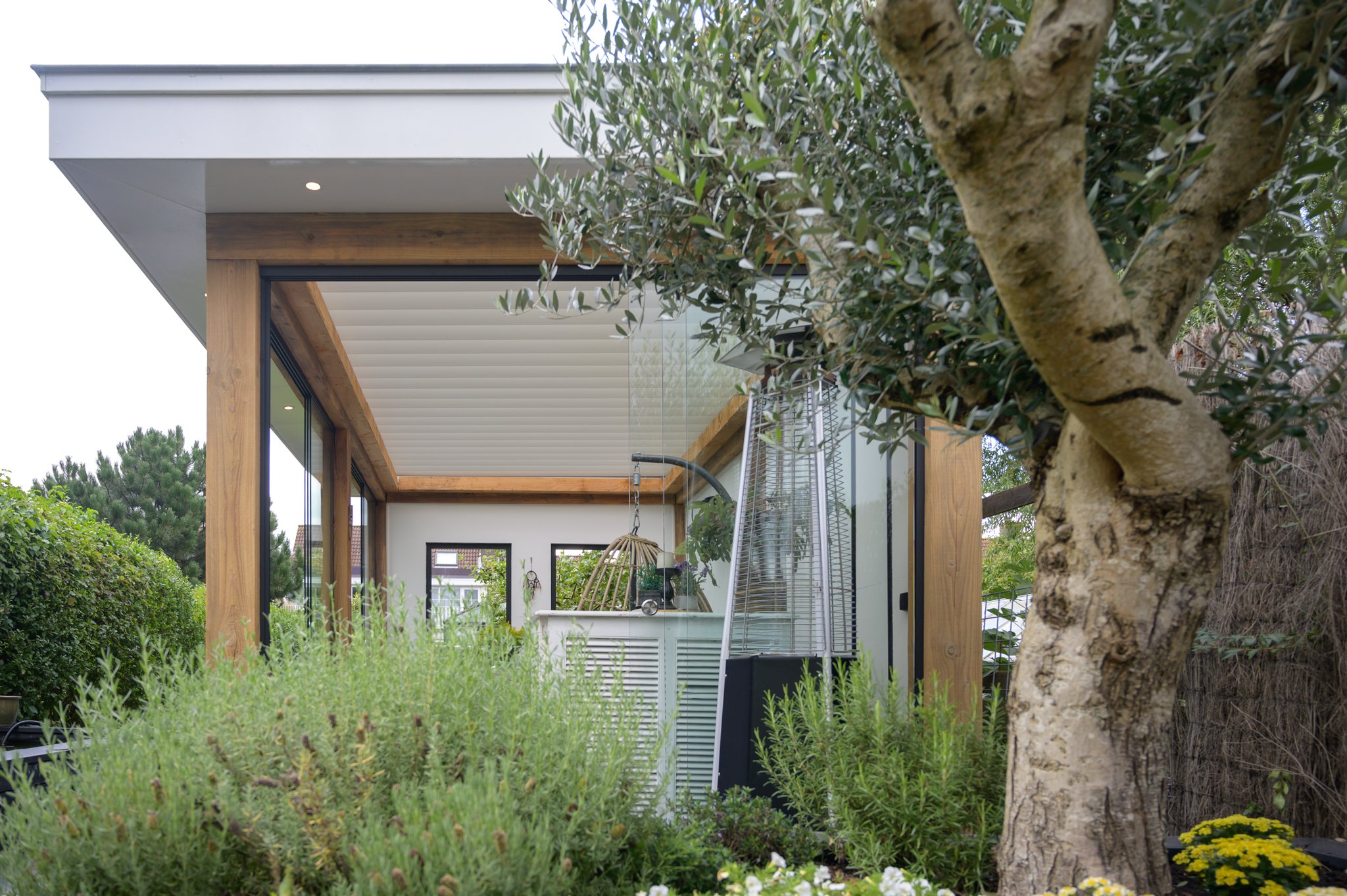 Luxe en comfort met lamellen inbouw in houten veranda