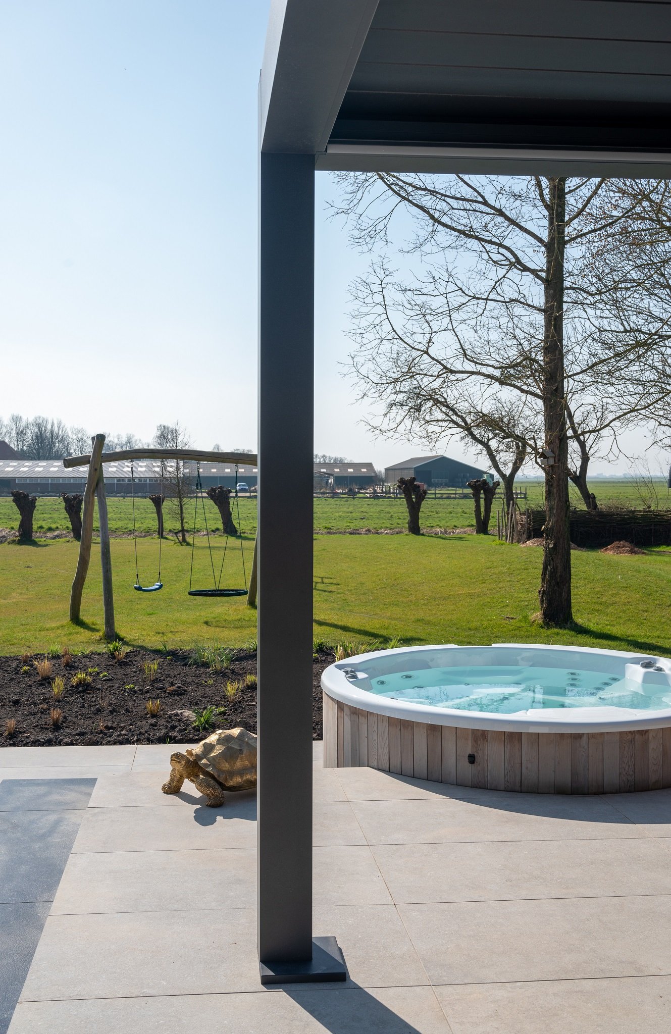 Ervaar luxe en comfort met lamellen terrasoverkapping van CORNELS