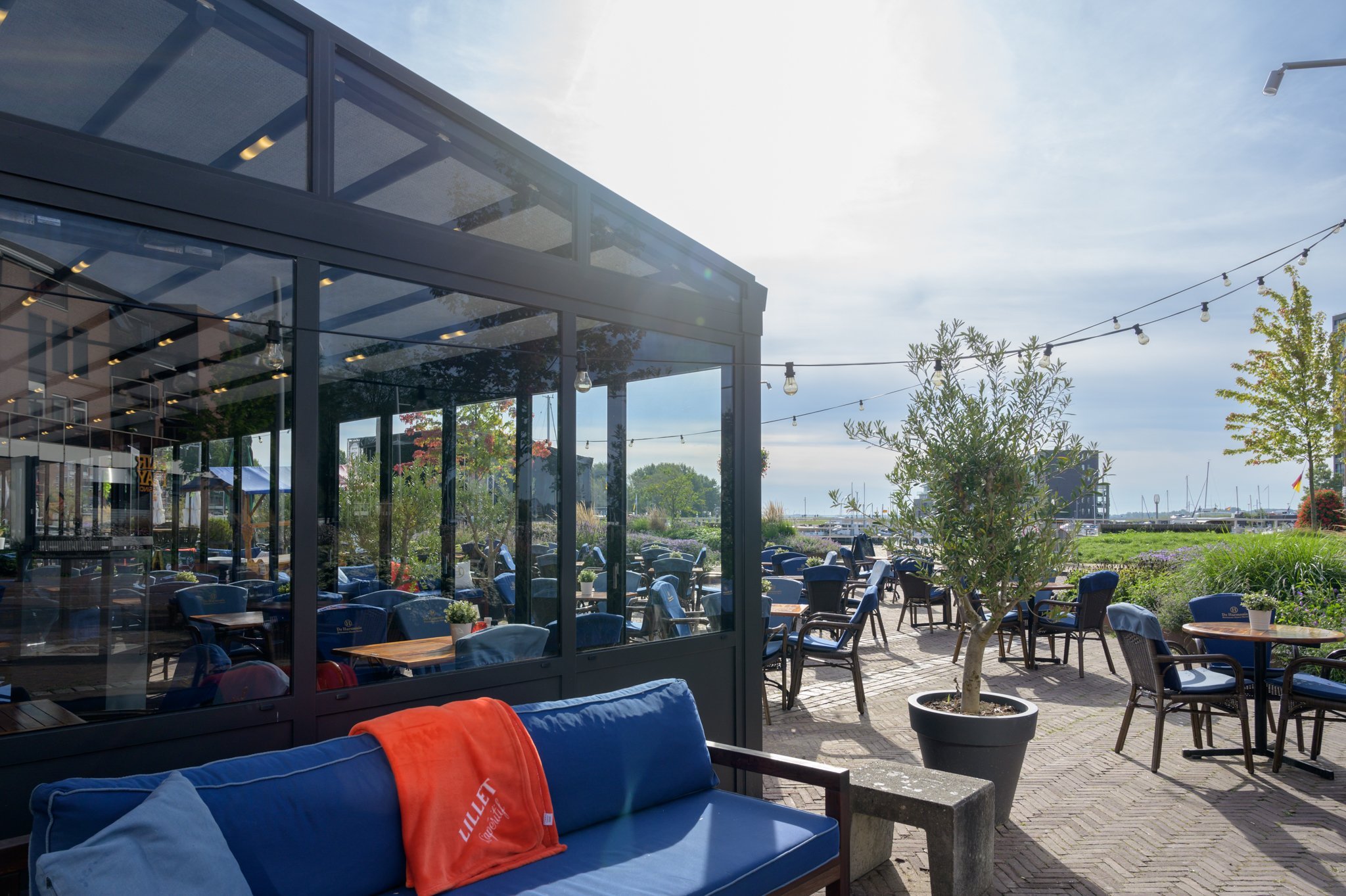 Terrasoverkapping met vouwdak van doek en ledverlichting