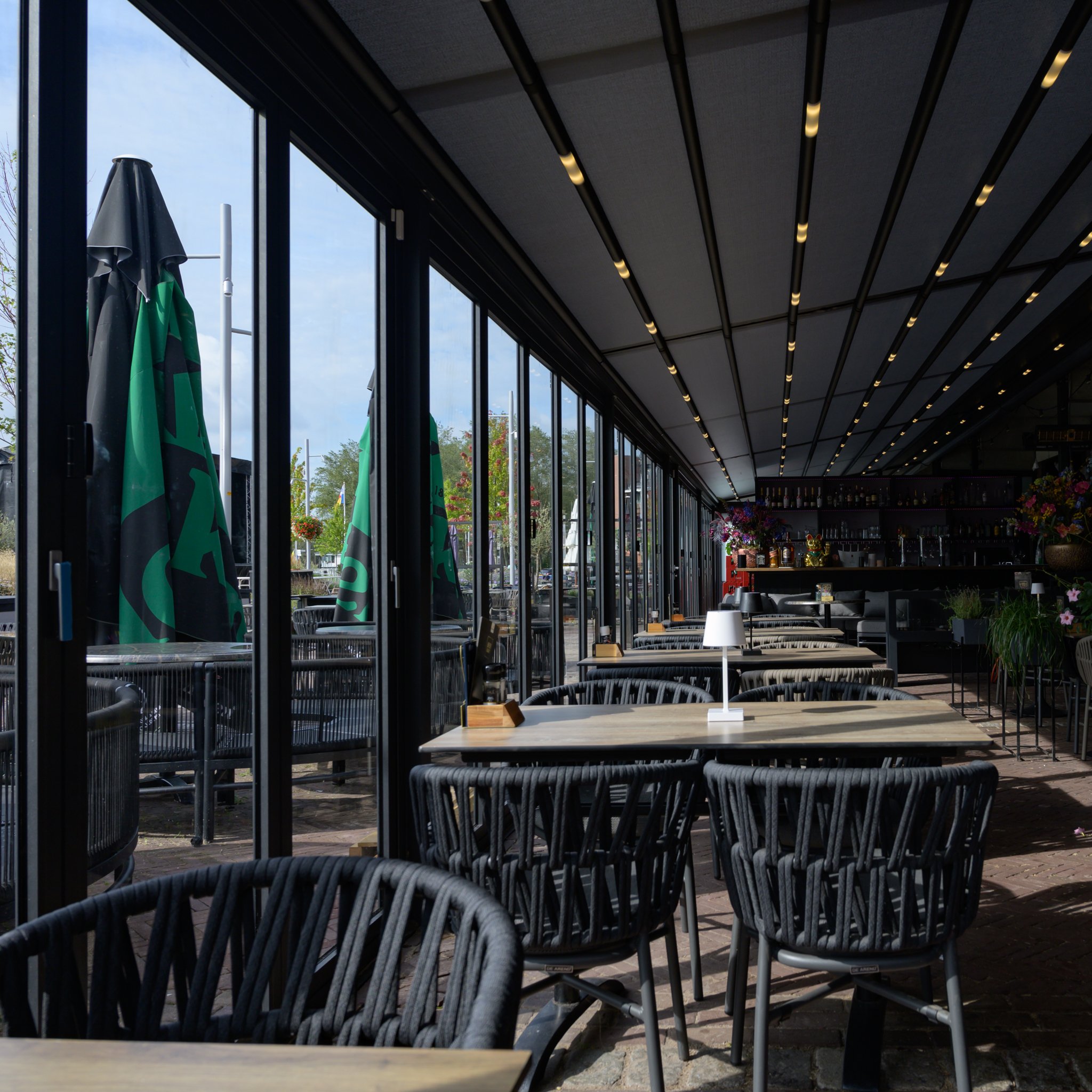 Glazen vouwwanden in terrasoverkapping horeca CORNELS