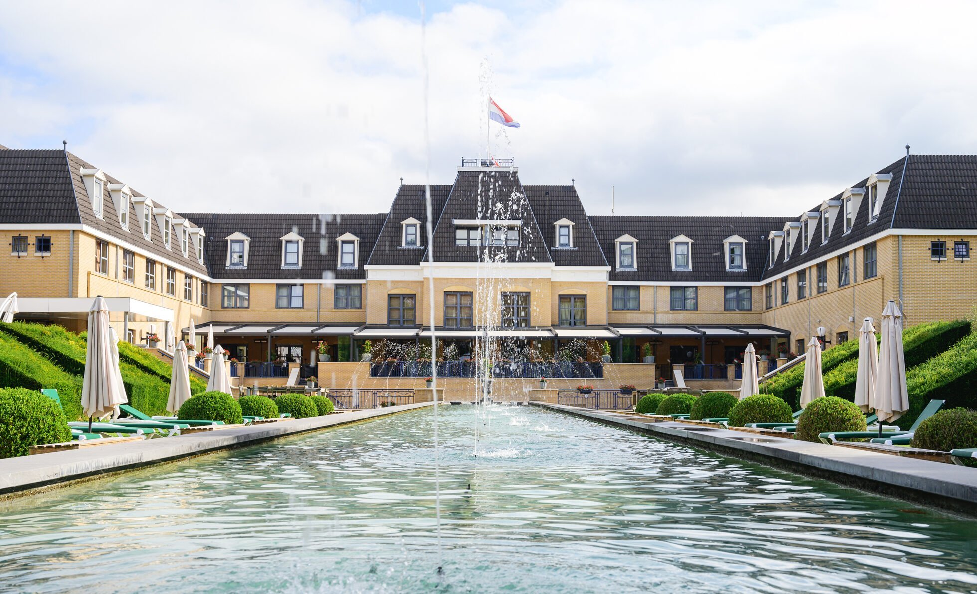 Horeca terrasoverkapping met vouwdak en glazen schuifwanden CORNELS