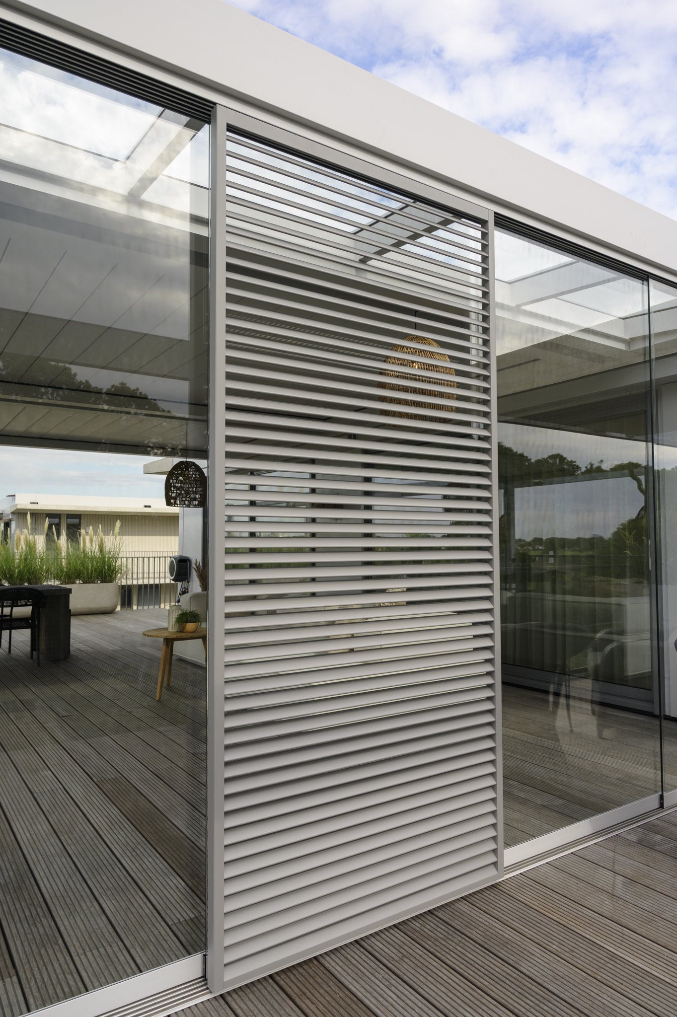 Glazen schuifwand CORNELS met louvre panneel