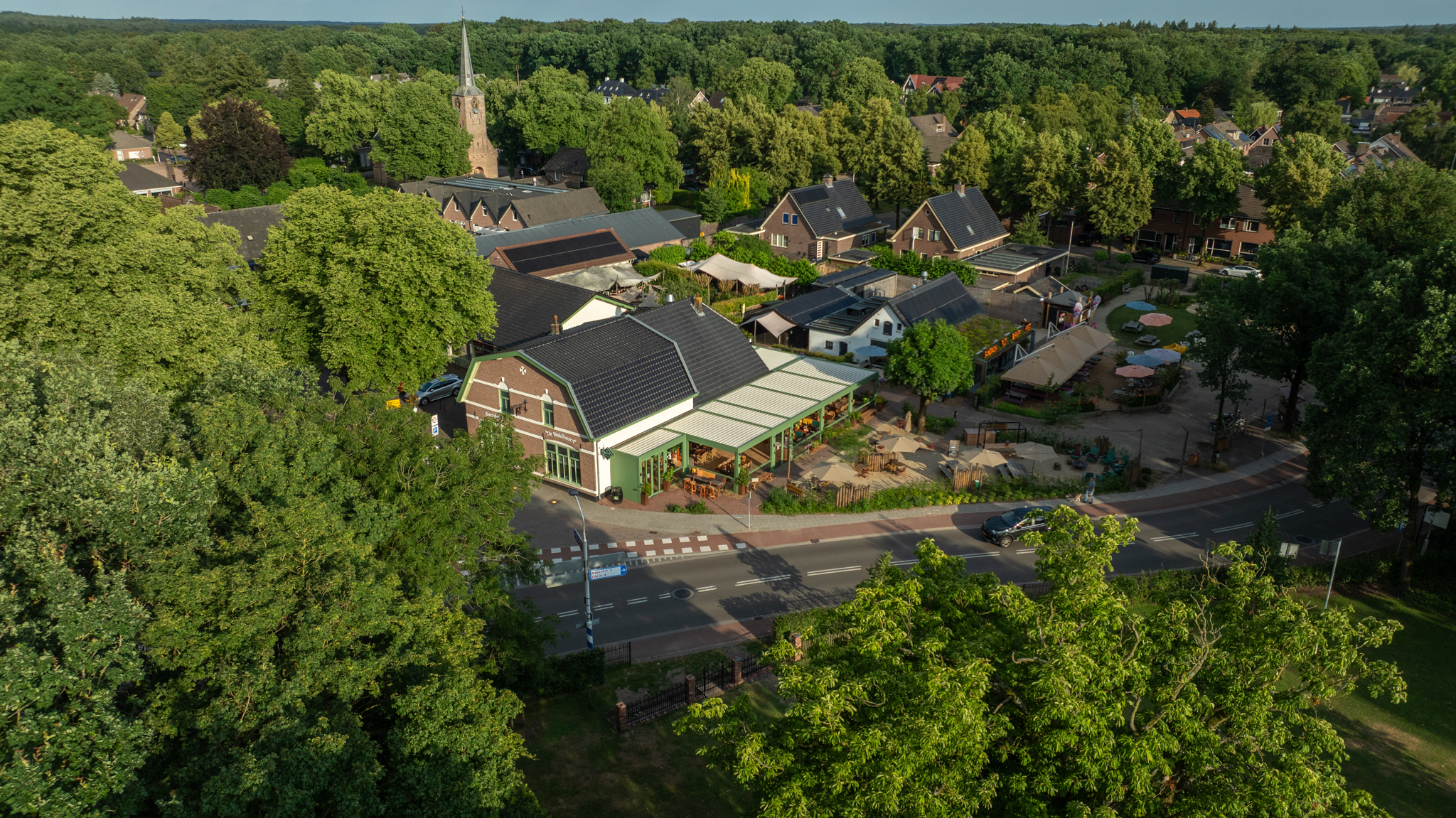 terras van De Waldhoorn omringd door groen