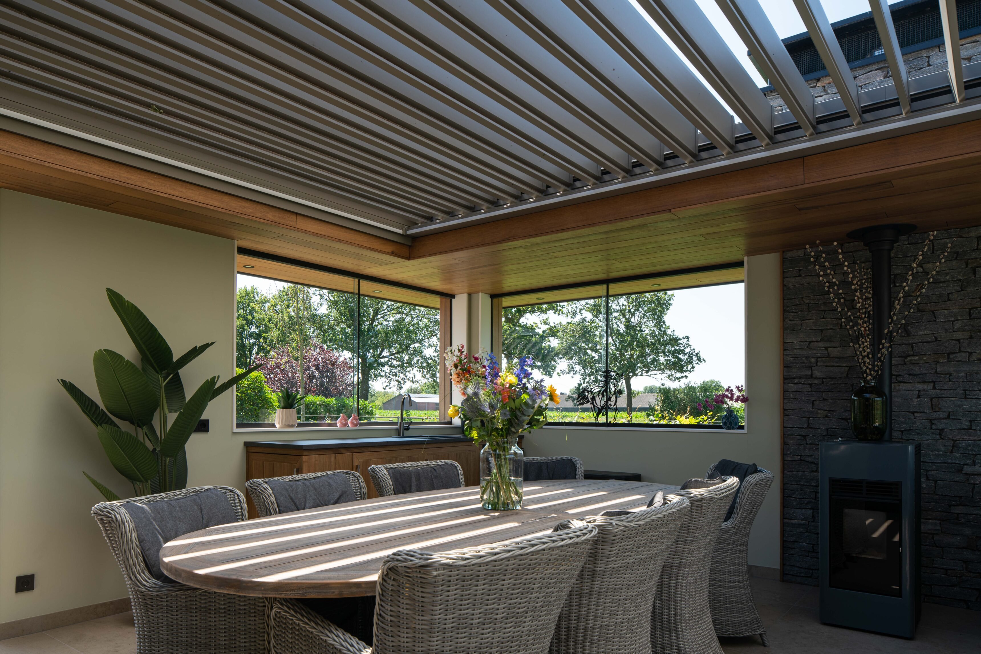 Inbouw-lamelendak-kantelbare-en-inschuifbare-lamellen-prachtige-schaduwlijnen