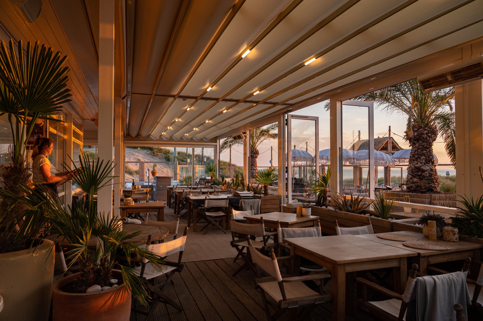terrasoverkapping-beachclub-c-vouwdak-horeca