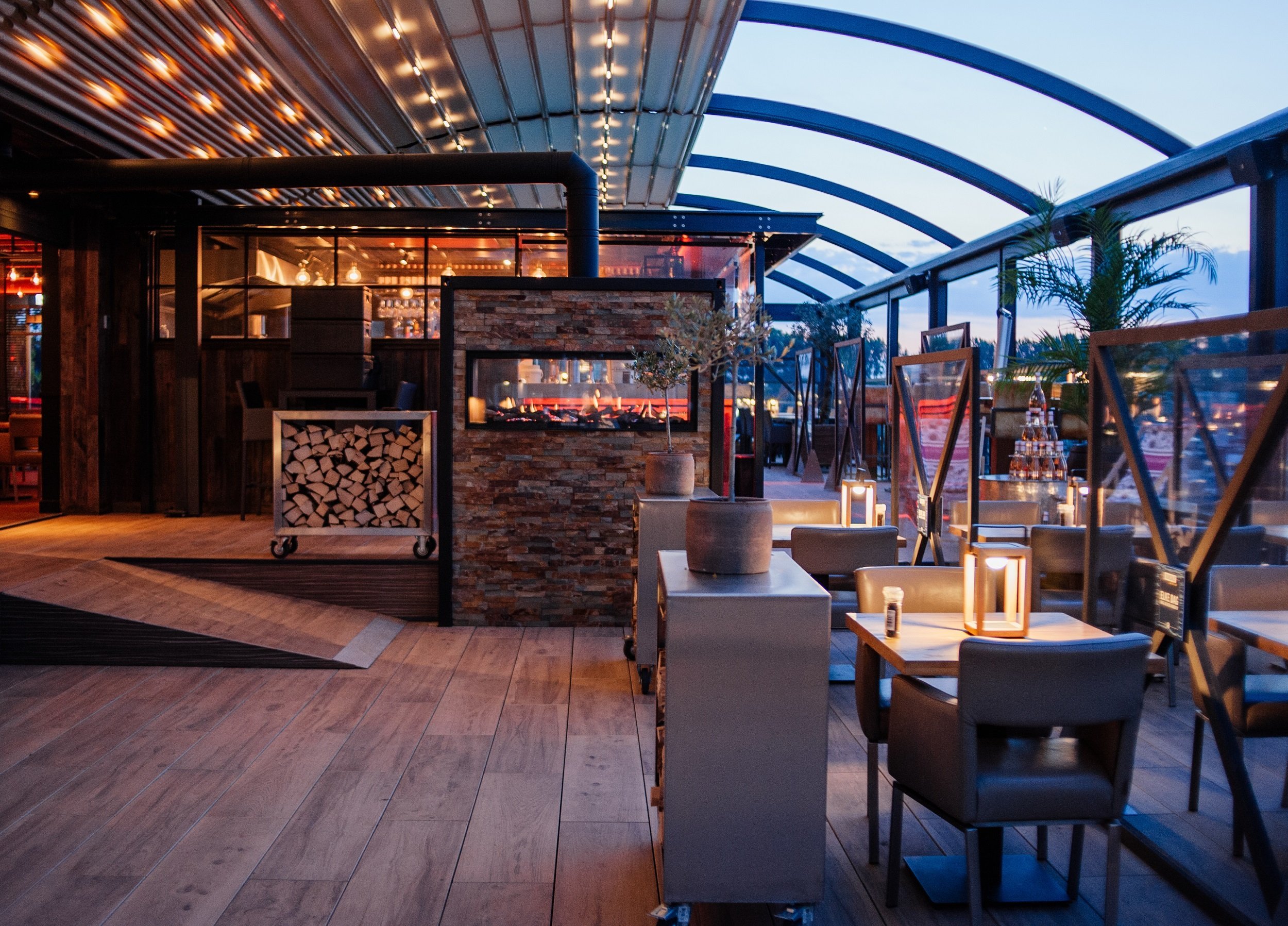 Vierseizoensterras-horeca-ledverlichting-vouwdak