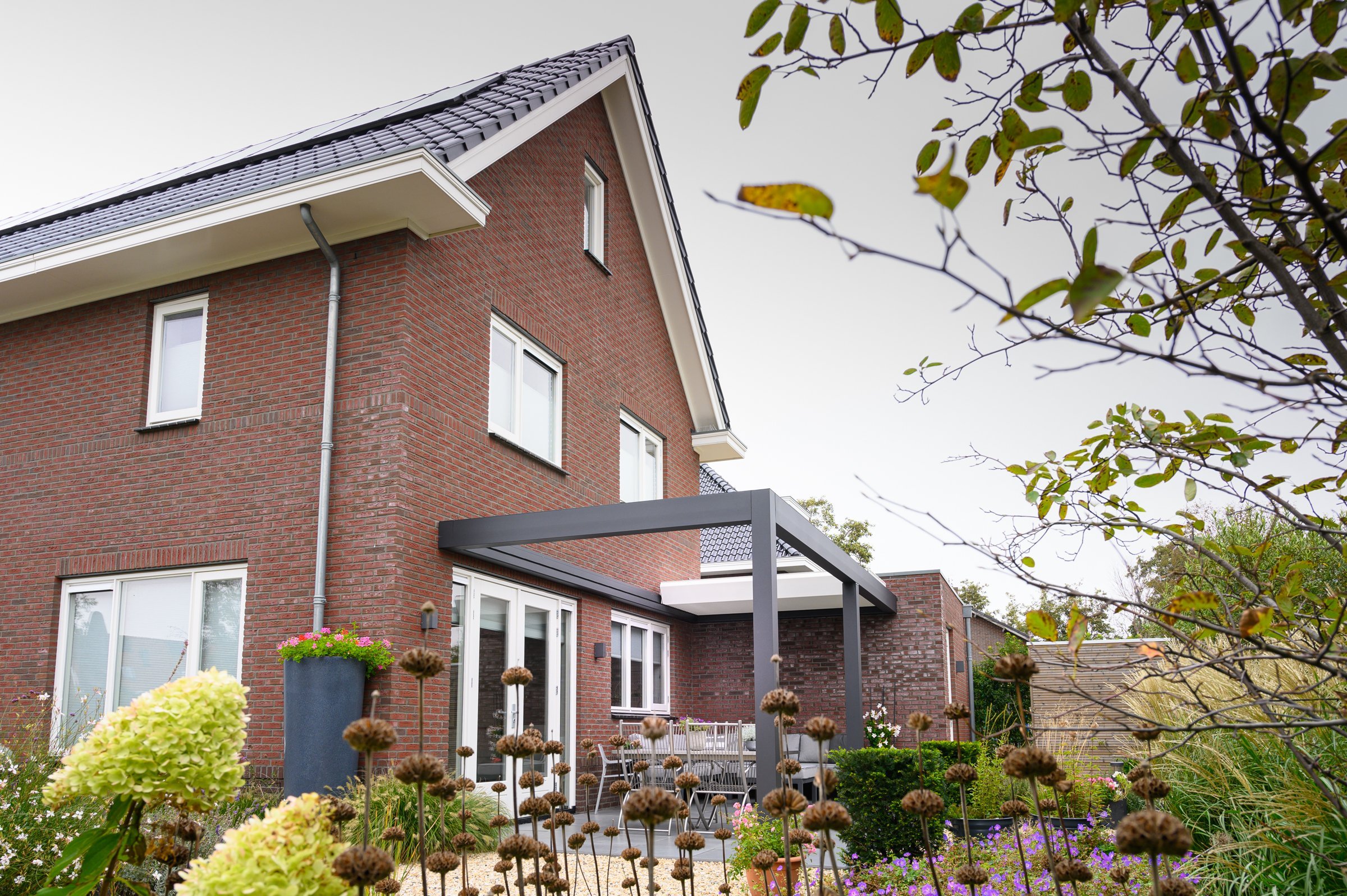 Woonhuis-met-terrasoverkapping-aan-de-gevel