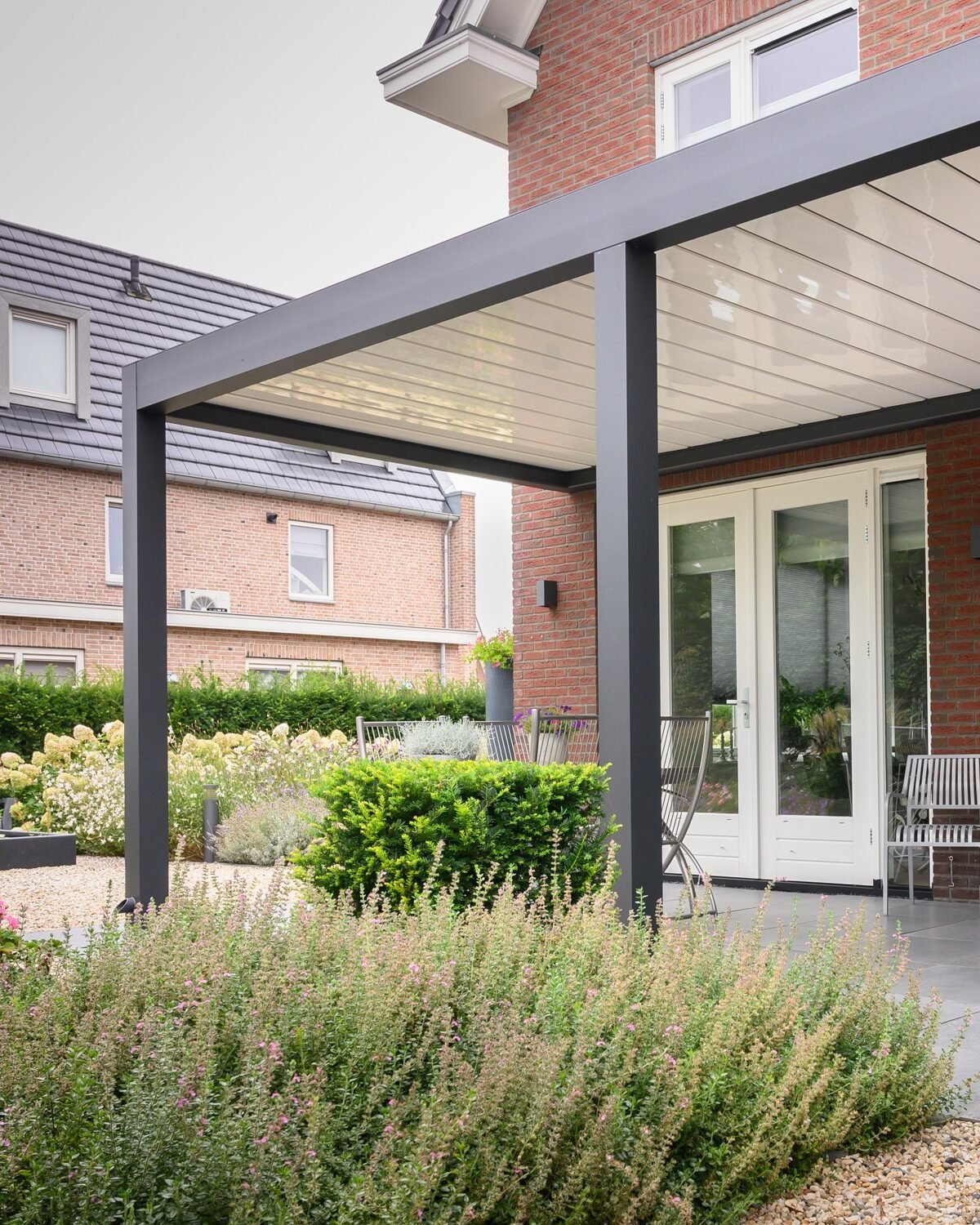 aan-de-gevel-geplaatst-terrasoverkapping-inschuifbare-lamellen