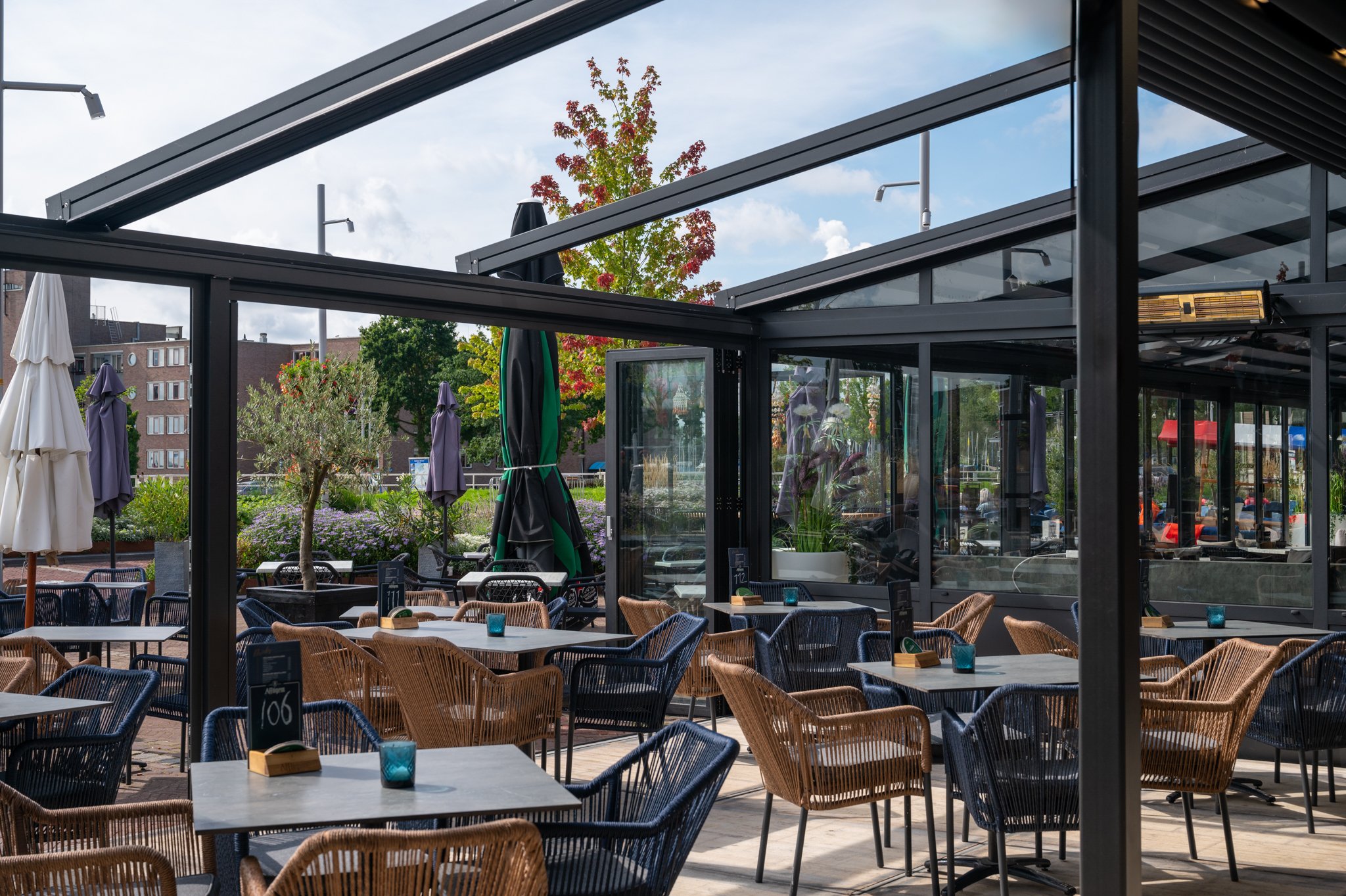 Terrasoverkapping-horeca-vouwdak-vouwdeuren-geopend