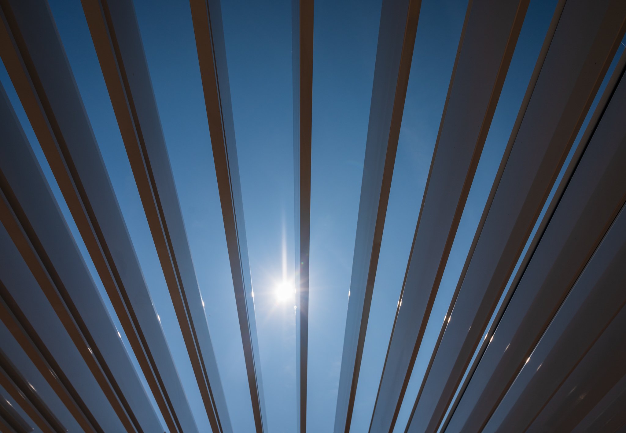 Kantelbare-en-inschuifbare-lamellen-laat-de-zon-toe-of-weer-de-zon
