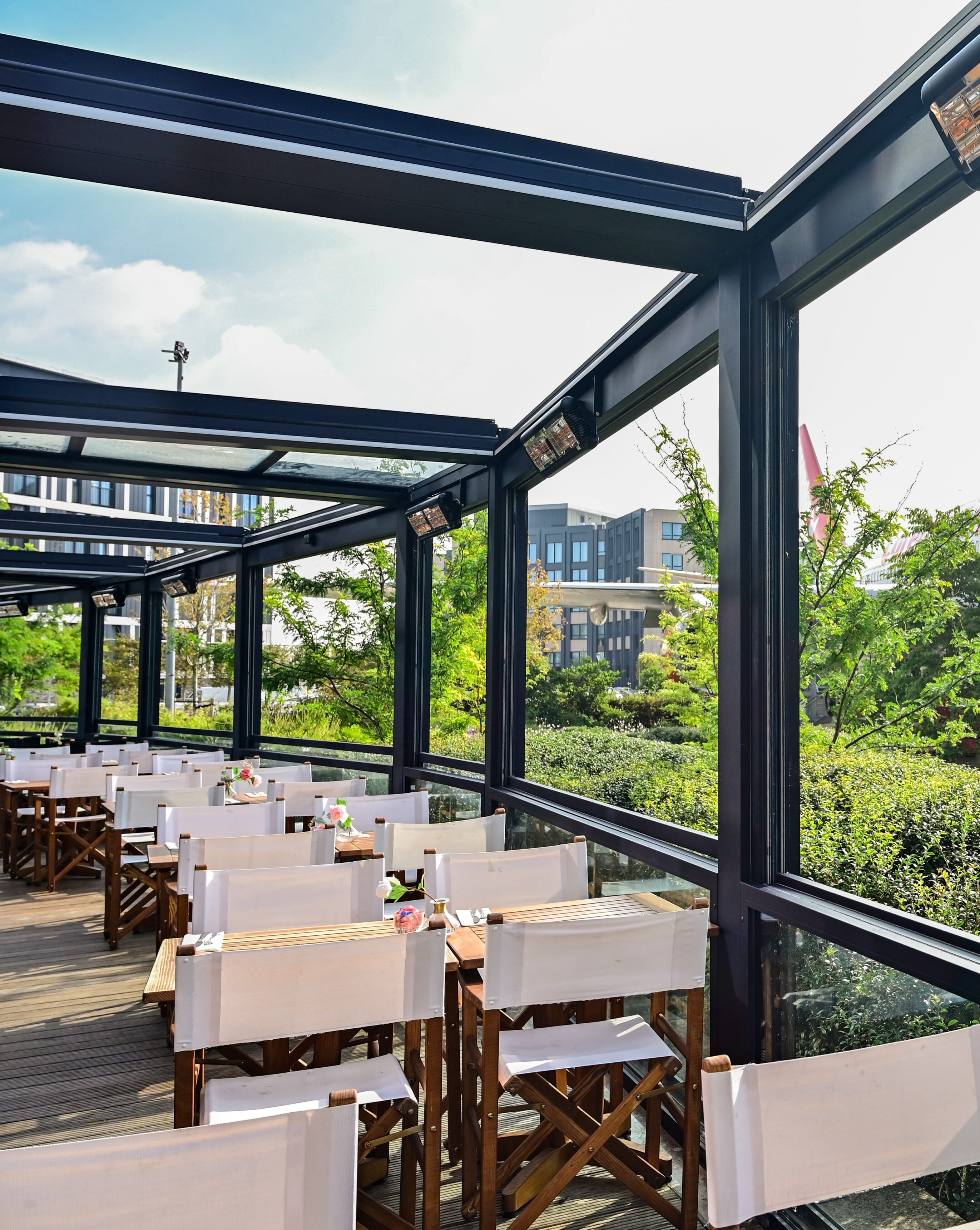 Gemotoriseerde-borstwering-inschuifbare-lamellen-terrasoverkapping-horeca