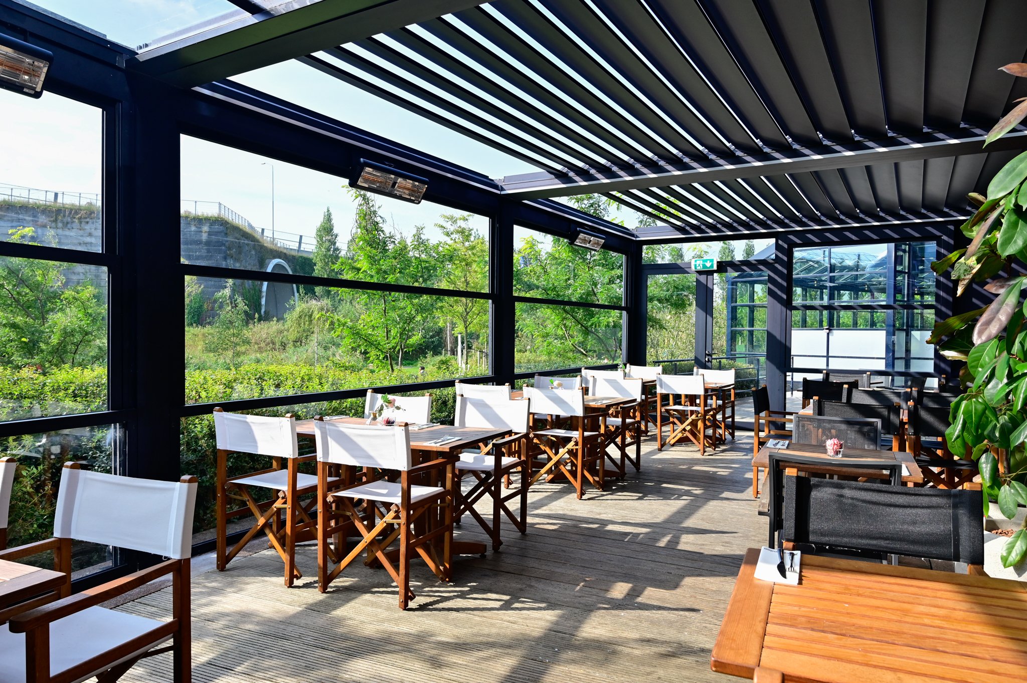 Inschuifbare-lamellen-overkapping-CORNELS-bij-Corendon-hotel
