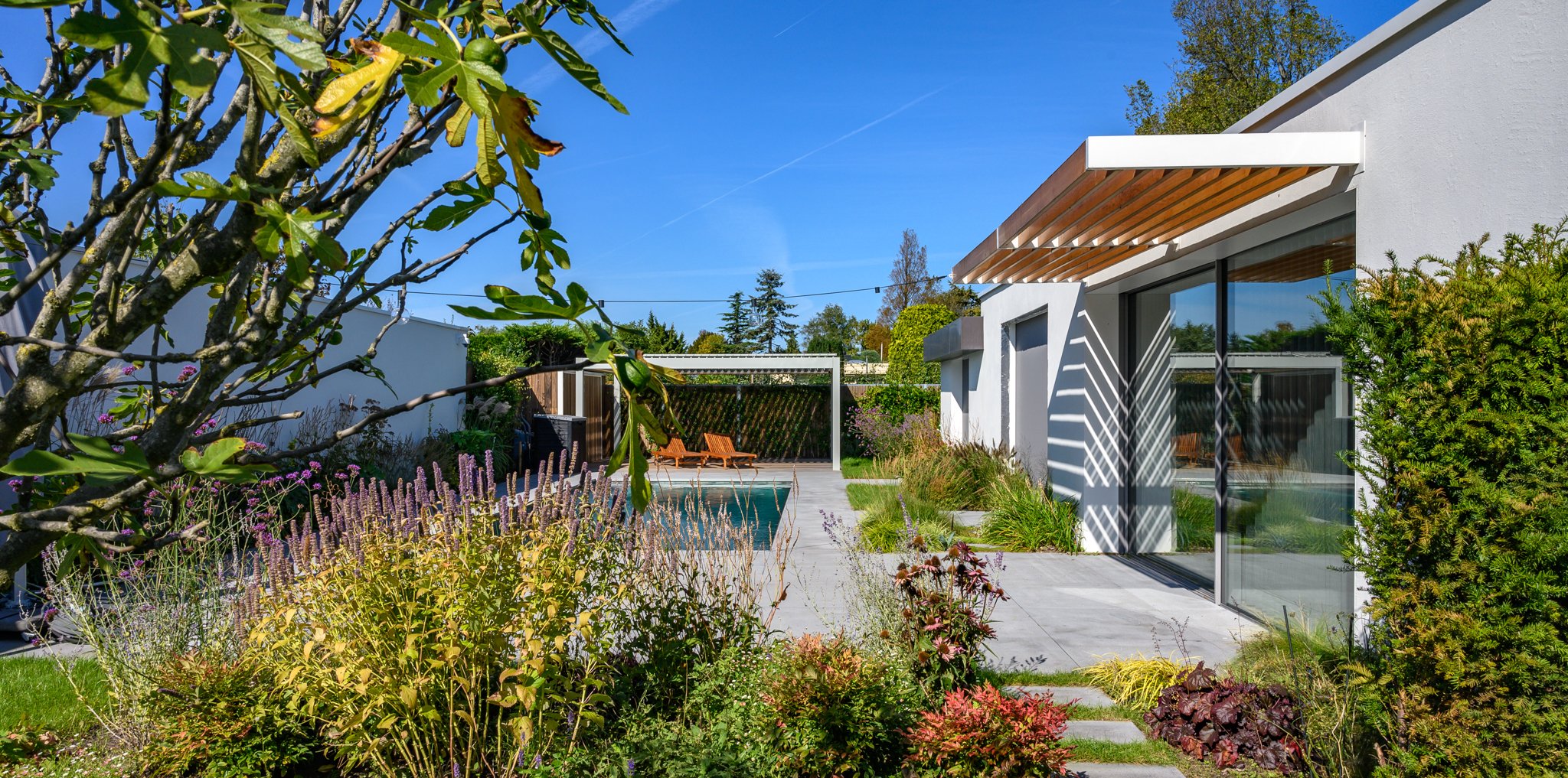 Lamellen-terrasoverkapping-luxe-tuin-kantelbare-lamellen