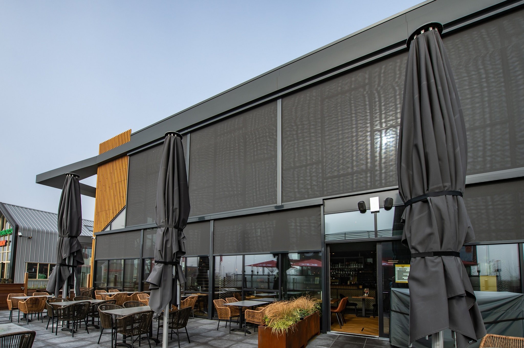 Screens-CORNELS-voor-ramen-restaurant