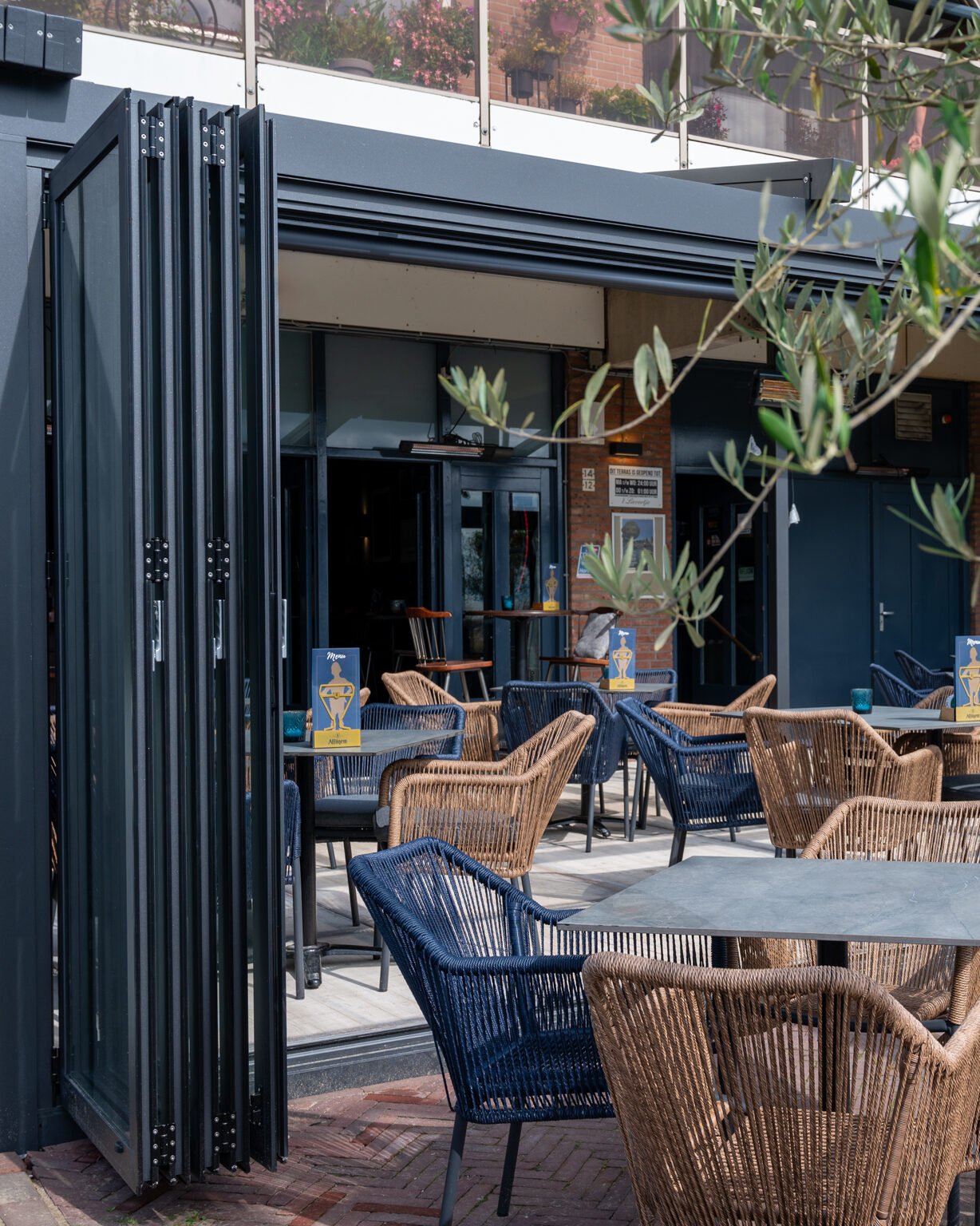 Glazen-vouwwanden-horeca-terrasoverkapping