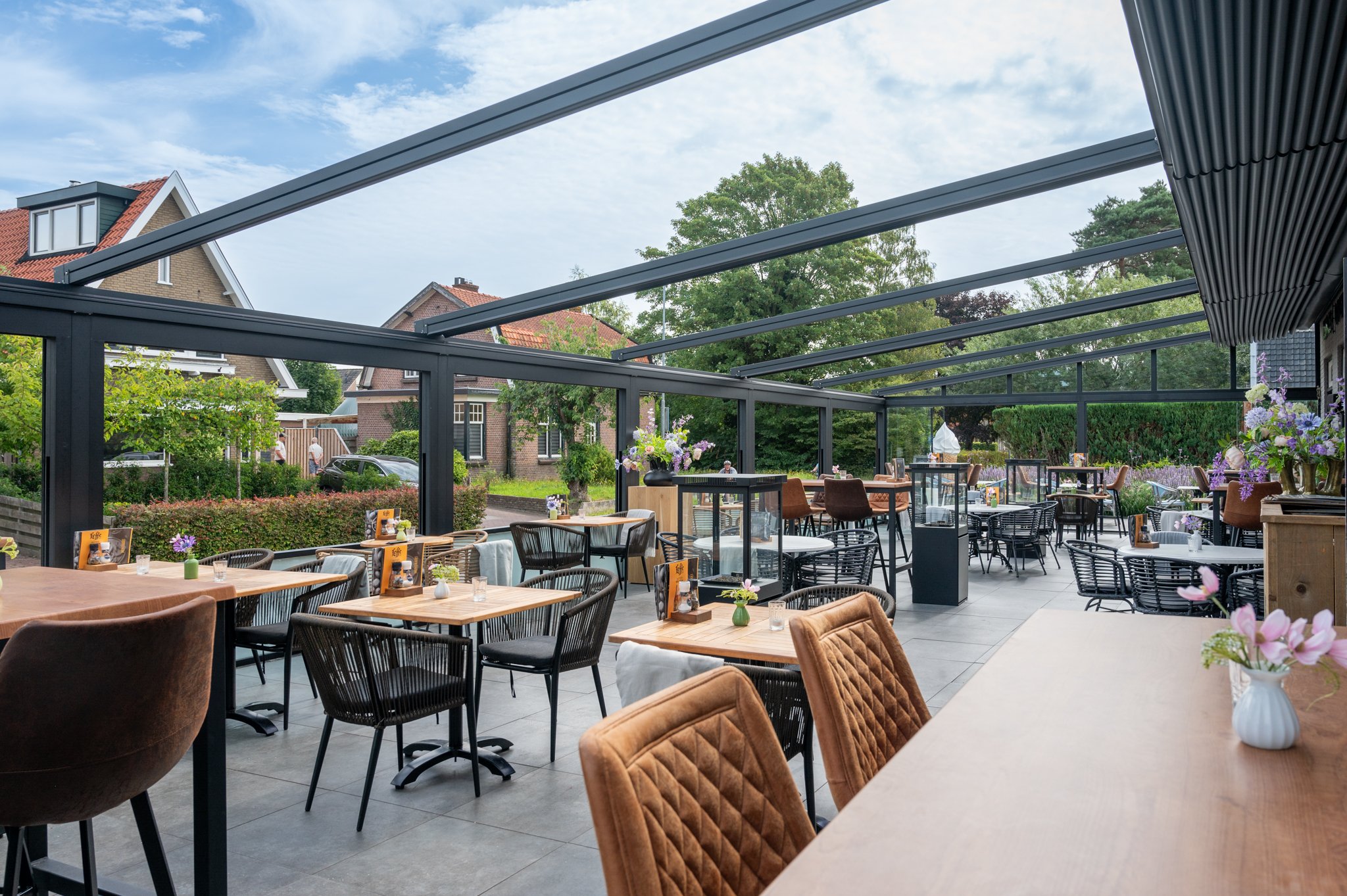 Terrasoverkapping-met-vouwdak-horeca-restauria