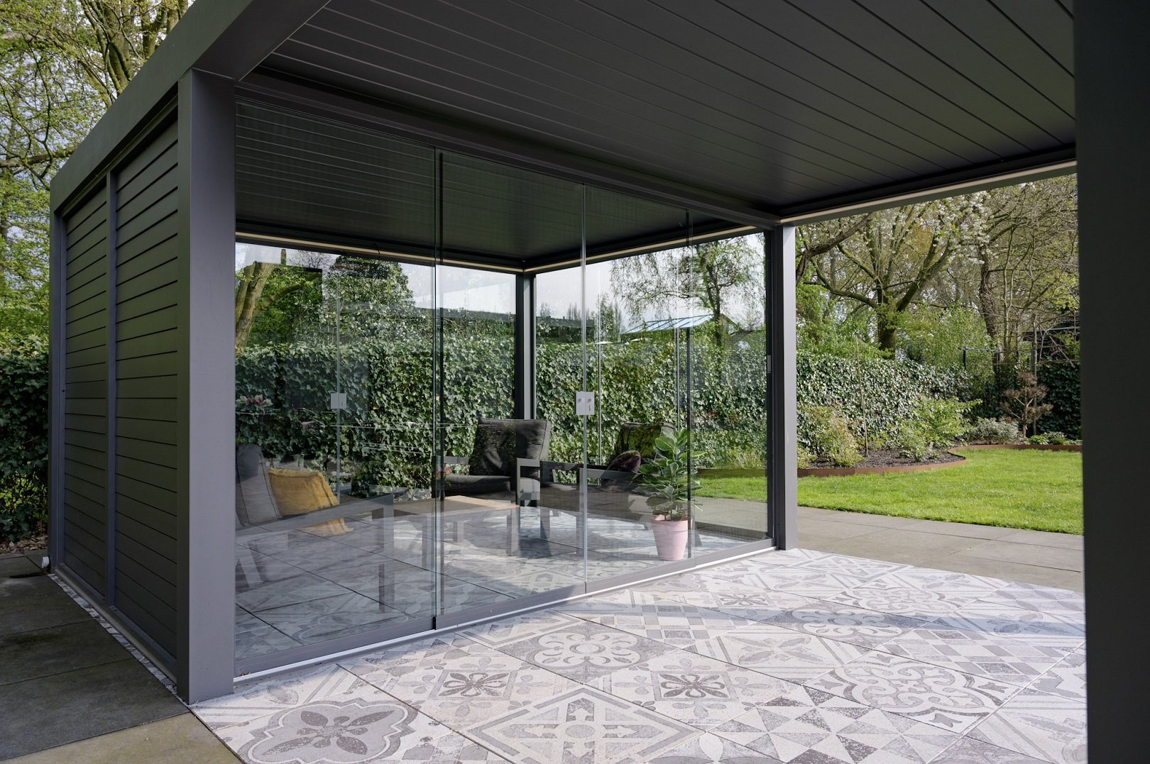 glazen-schuifwanden-terrasoverkappingen-vormt-tuinkamer