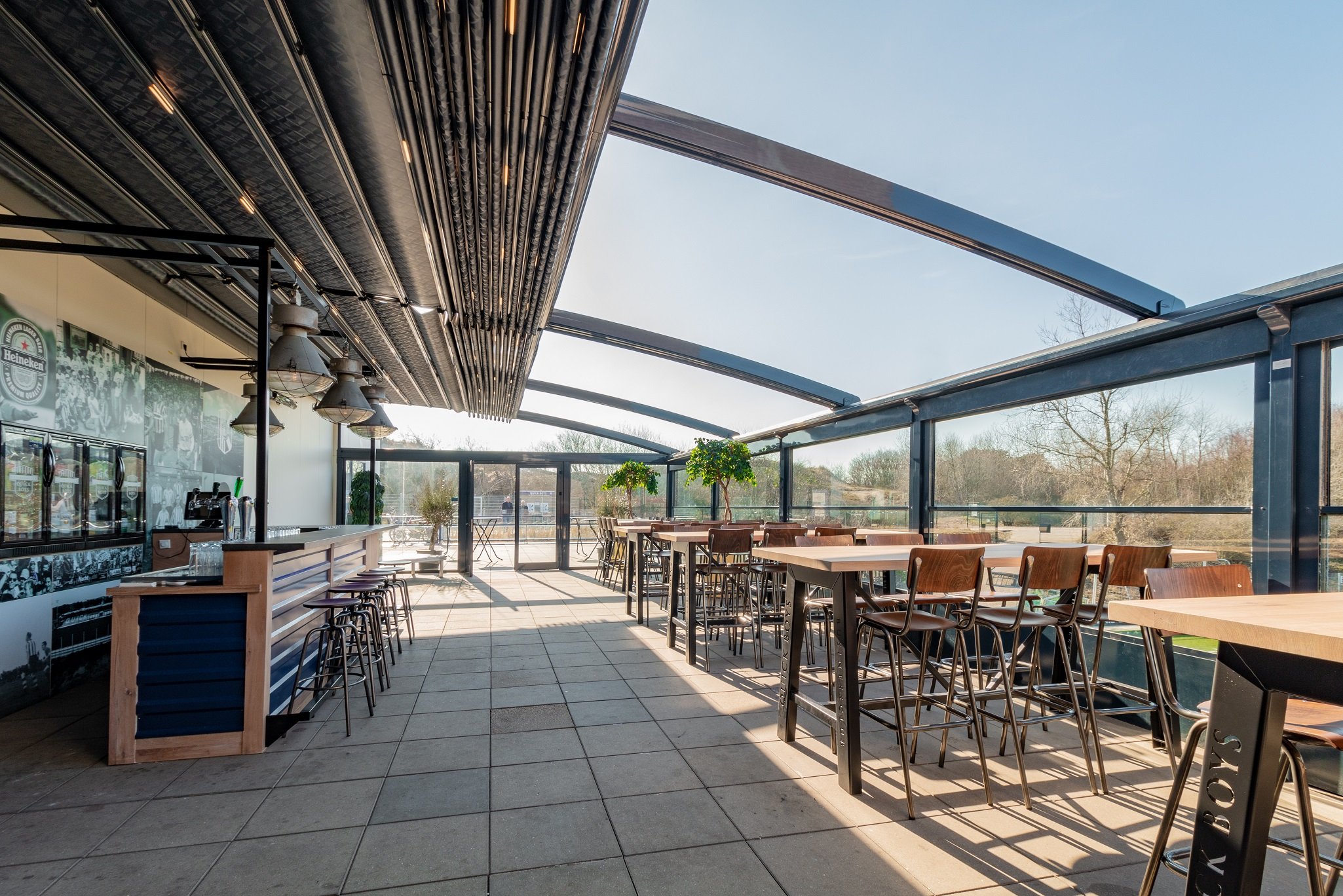 Inschuifbare-terrasoverkapping-sportvereniging