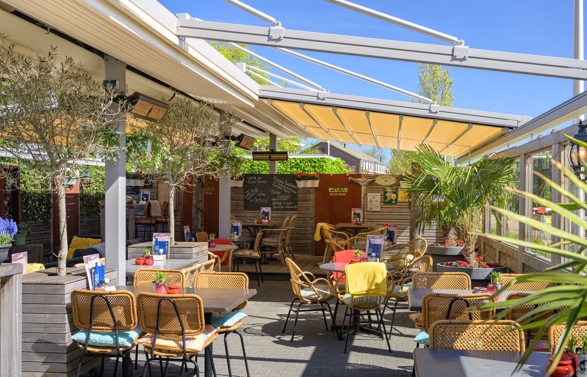 Terrasoverkapping_zwevend_dak_horeca