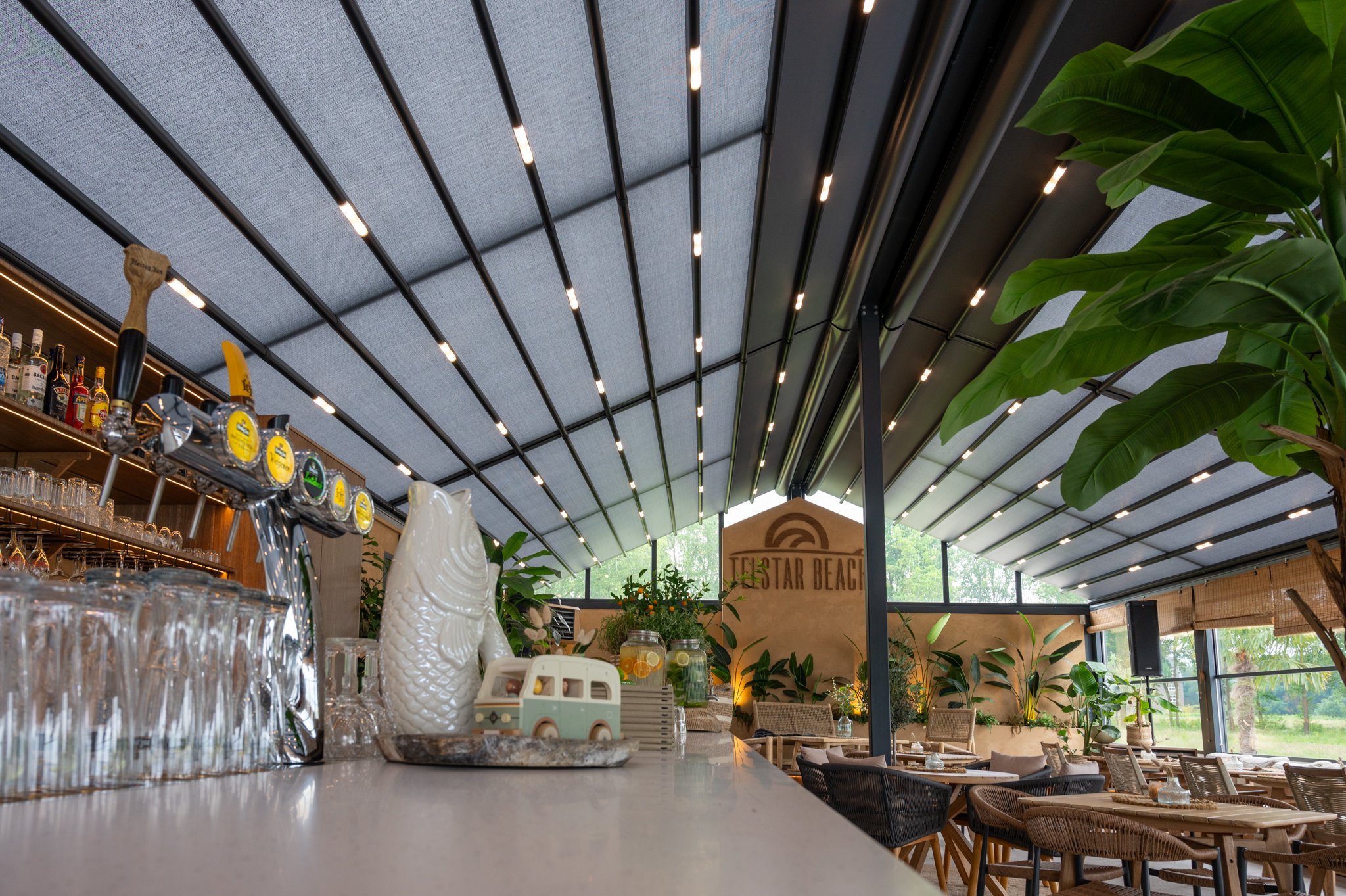 Jaarrond horecaterras overkapping met ledverlichting en vouwdak