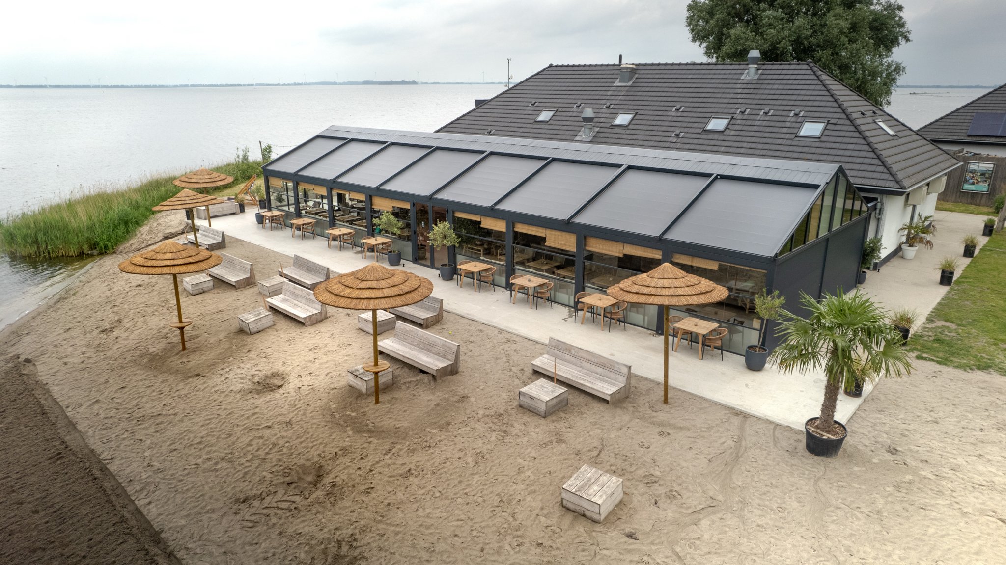 Complete terrasoverkapping CAPPELA CORNELS bij Telstar Beach dronefoto