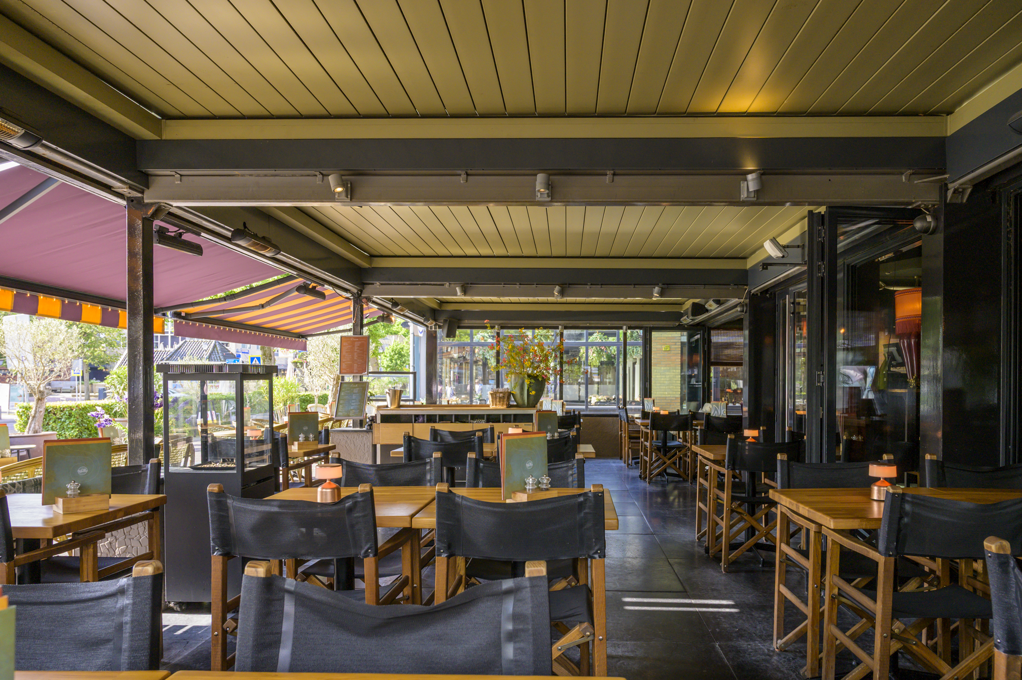 Lamellen dak horeca interieur