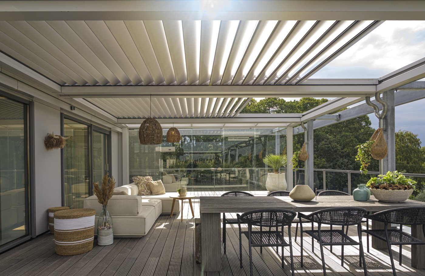 Penthouse terras inschuifbare lamellendaken voor schaduw en comfort