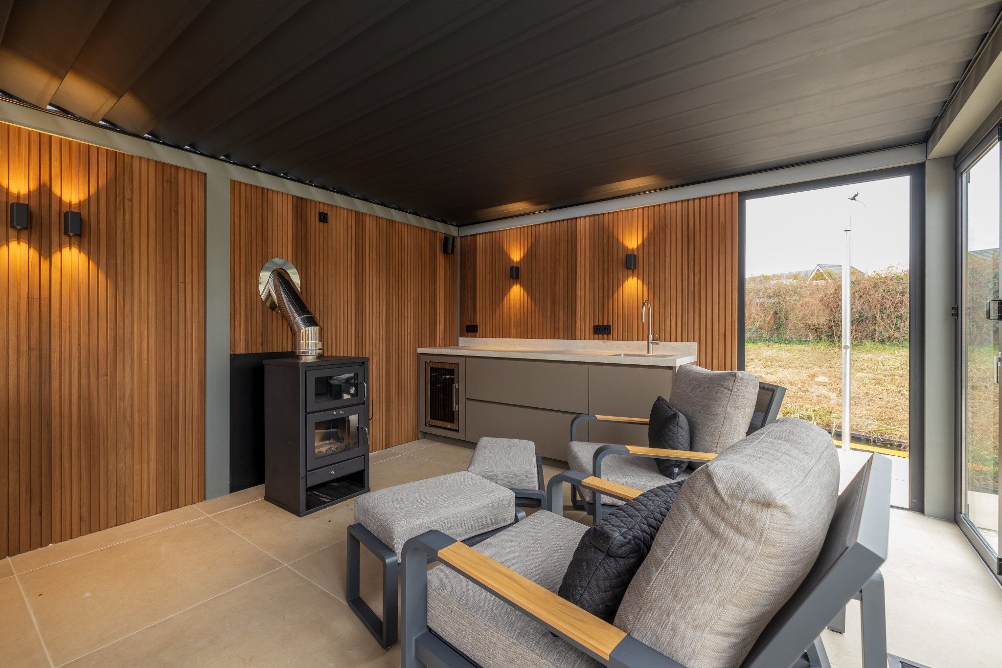 Exclusieve tuinkamer met lamellendak en glazen vouwwanden