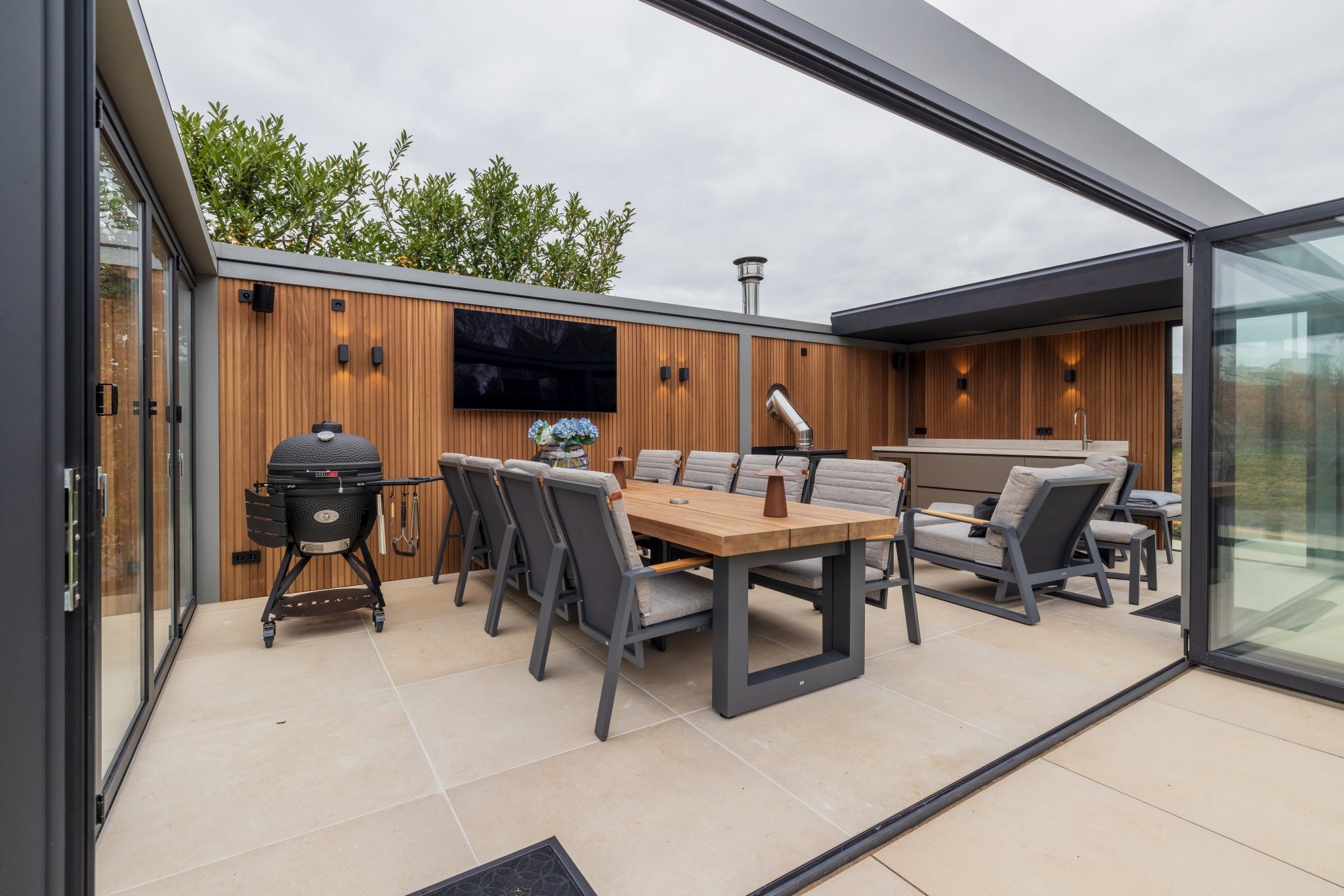 Open tuinkamer inschuifbaar lamellendak en glazen vouwwand