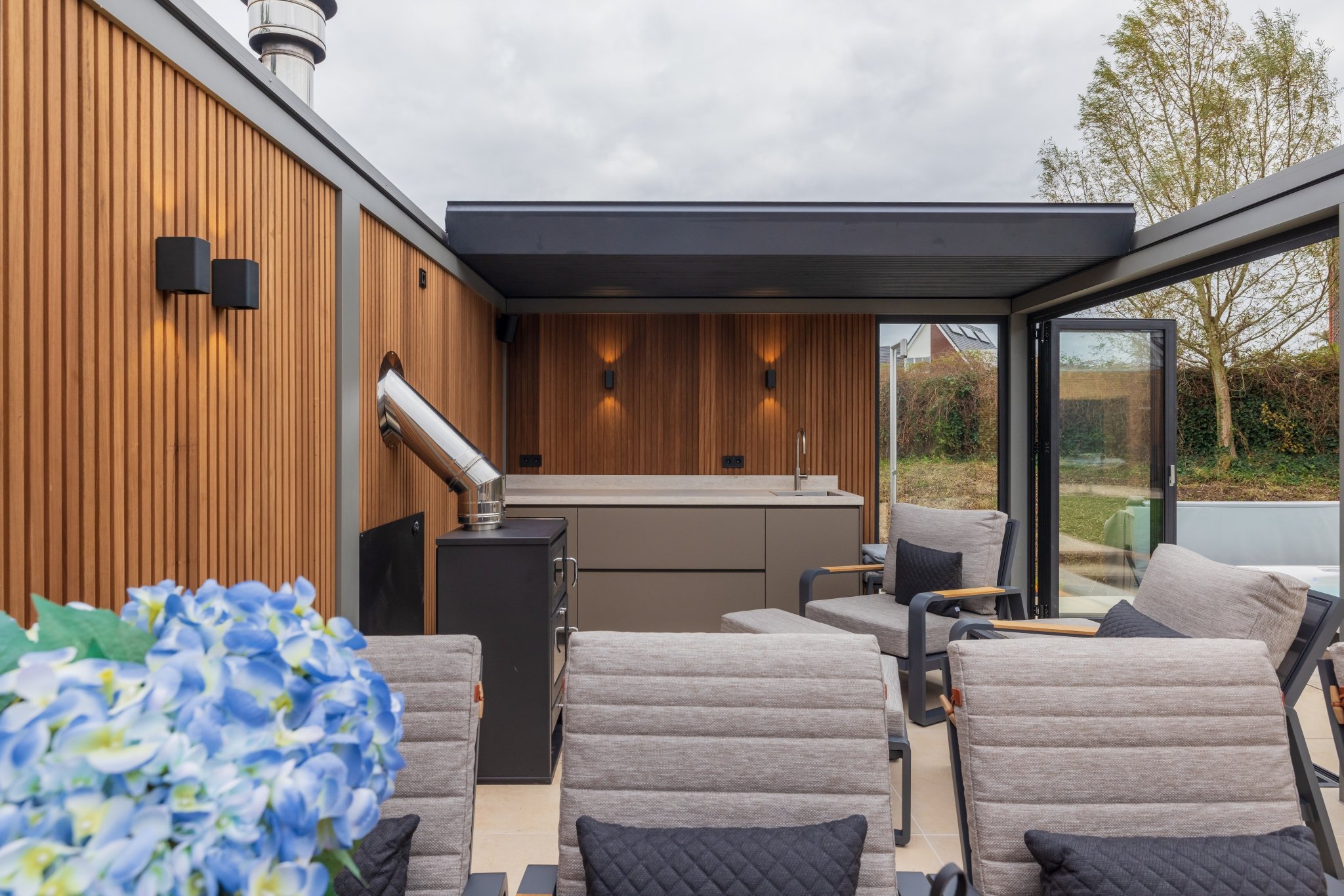 Ingeschoven lamellendak opent dak tuinkamer