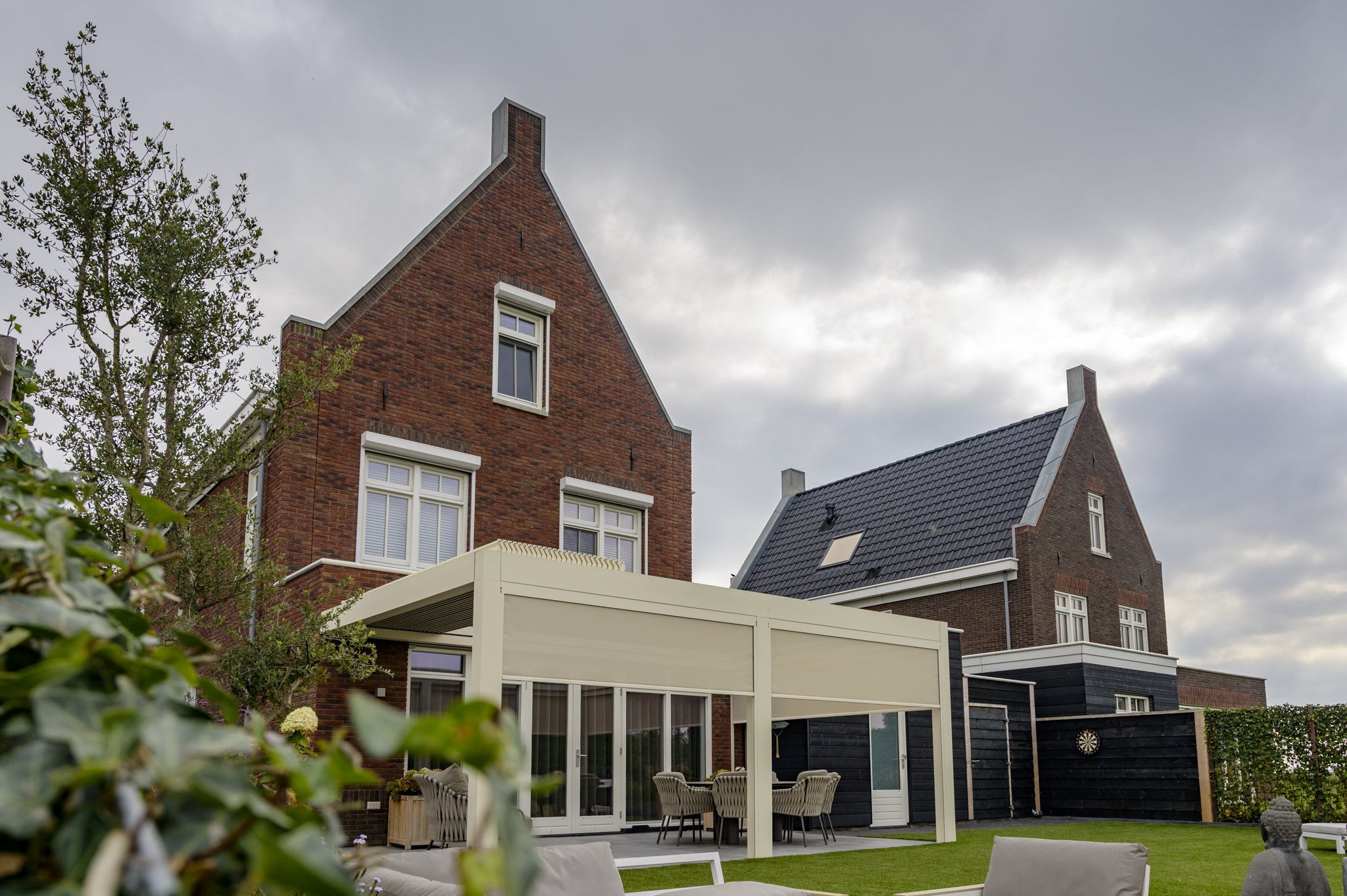 Realisatie met terrasoverkapping POLLUX CORNELS Elite serie en screens