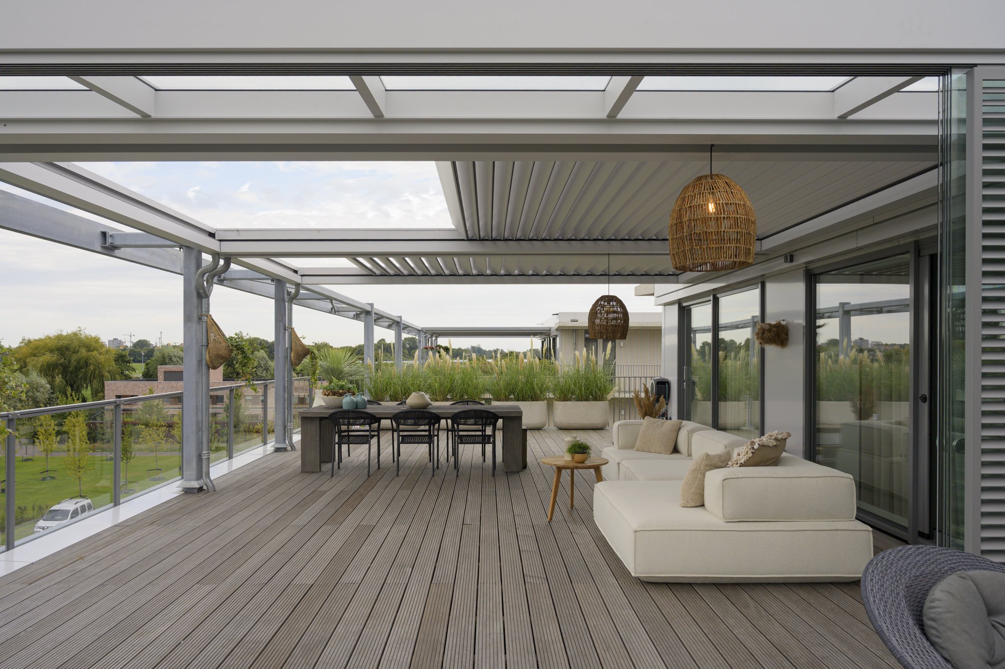 Penthouse terras met lamellendaken en glazen schuifwand met louvrepaneel CORNELS