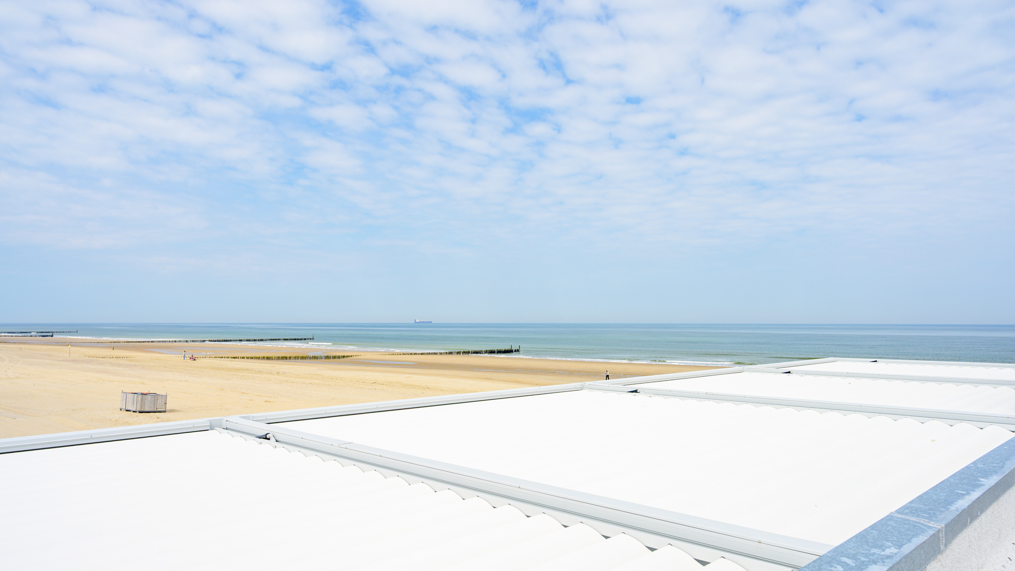 Lamellen overkapping op het strand