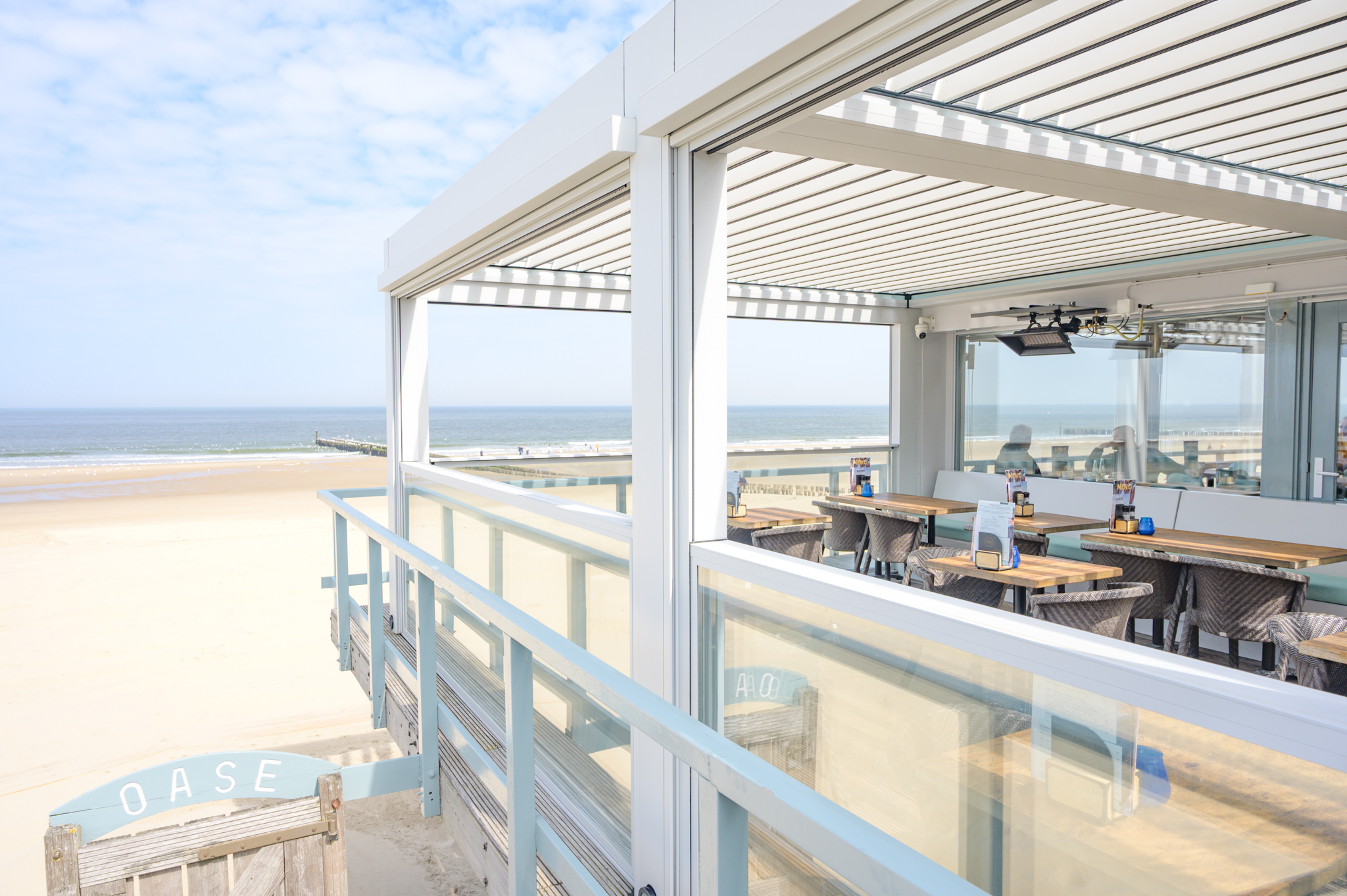 Lamellenoverkapping op het strand