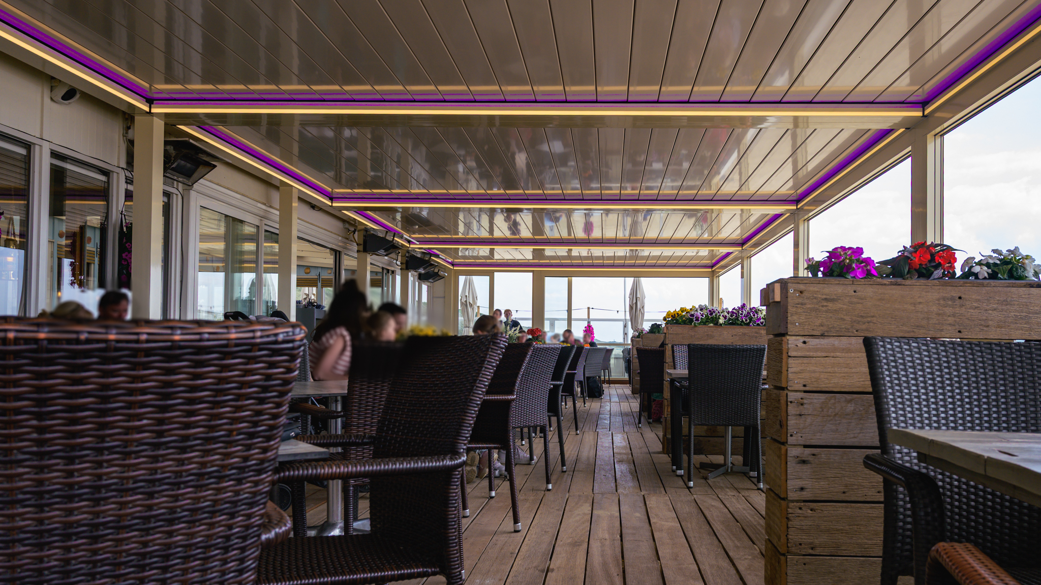 Led verlicht terraoverkapping strandpaviljoen Zeeuwse Riviera